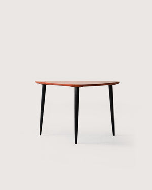 Tavolino scandinavo con gambe nere