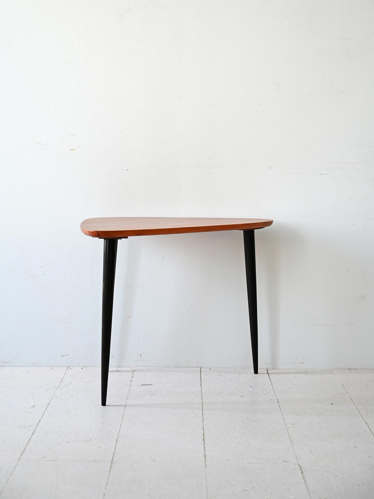Tavolino scandinavo con gambe nere 3
