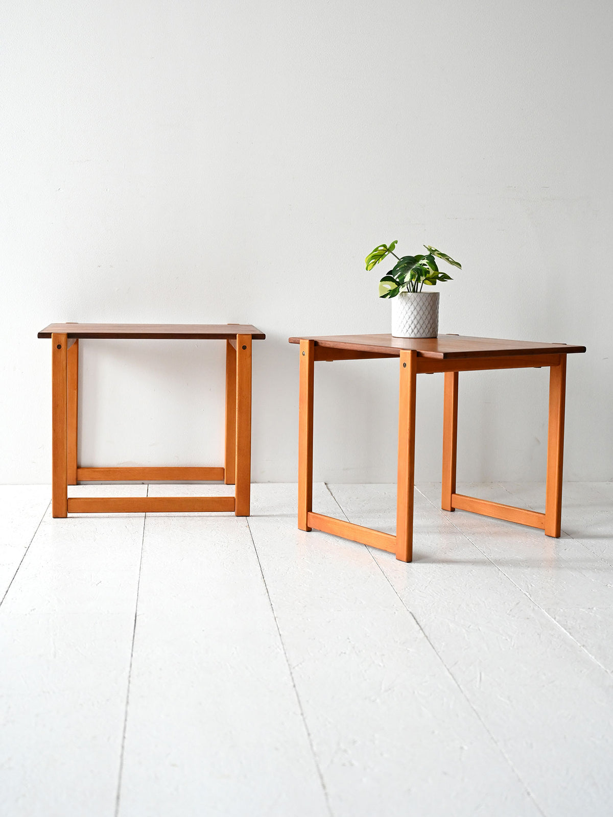 Coppia tavolini scandinavi vintage in teak e faggio