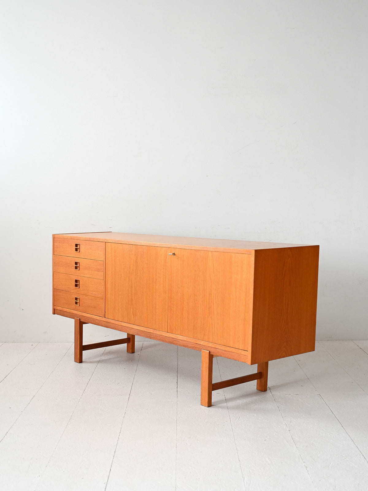 Sideboard scandinavo vintage in rovere con cassetti e ante 4