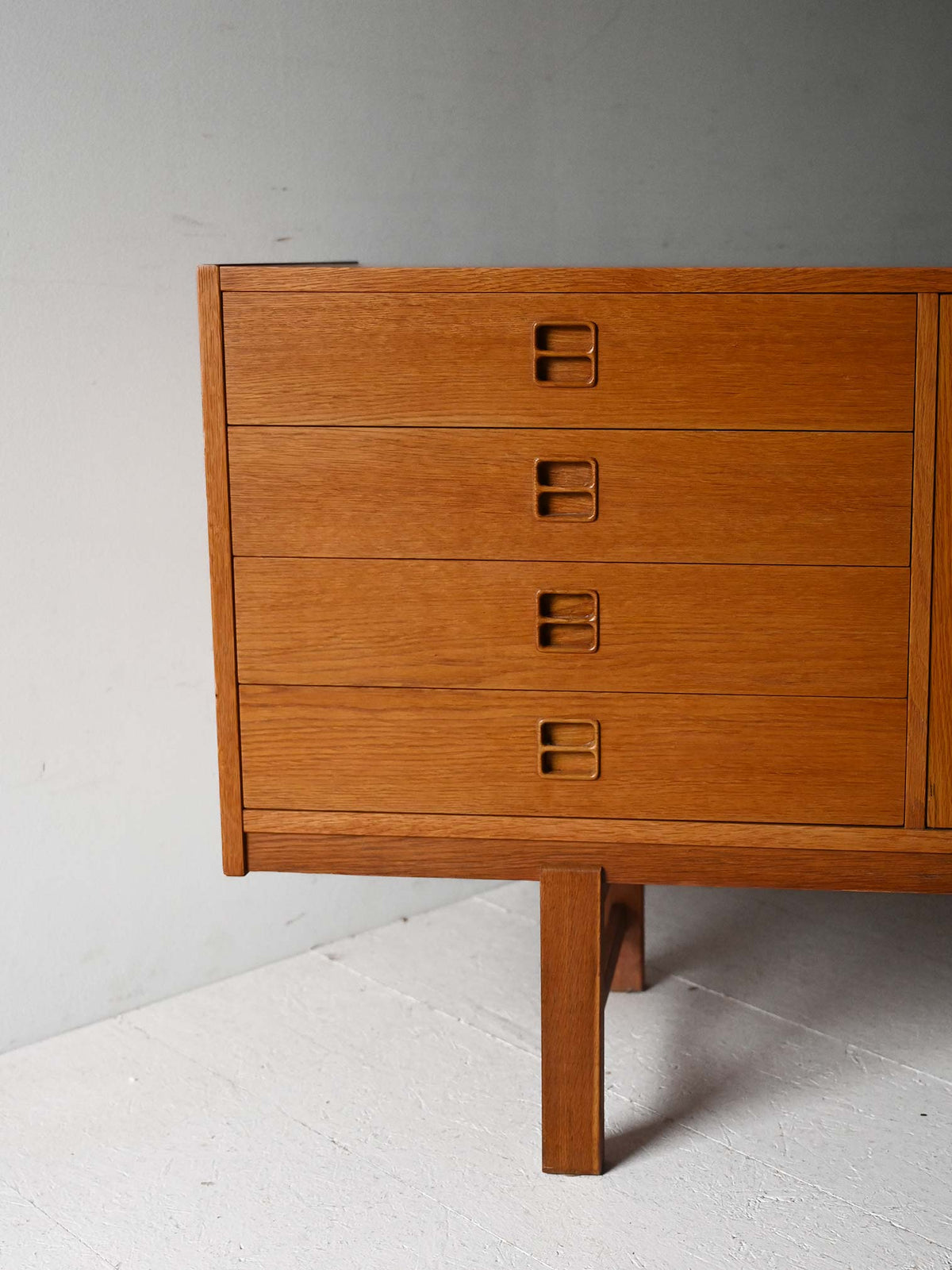 Sideboard scandinavo vintage in rovere con cassetti e ante 6