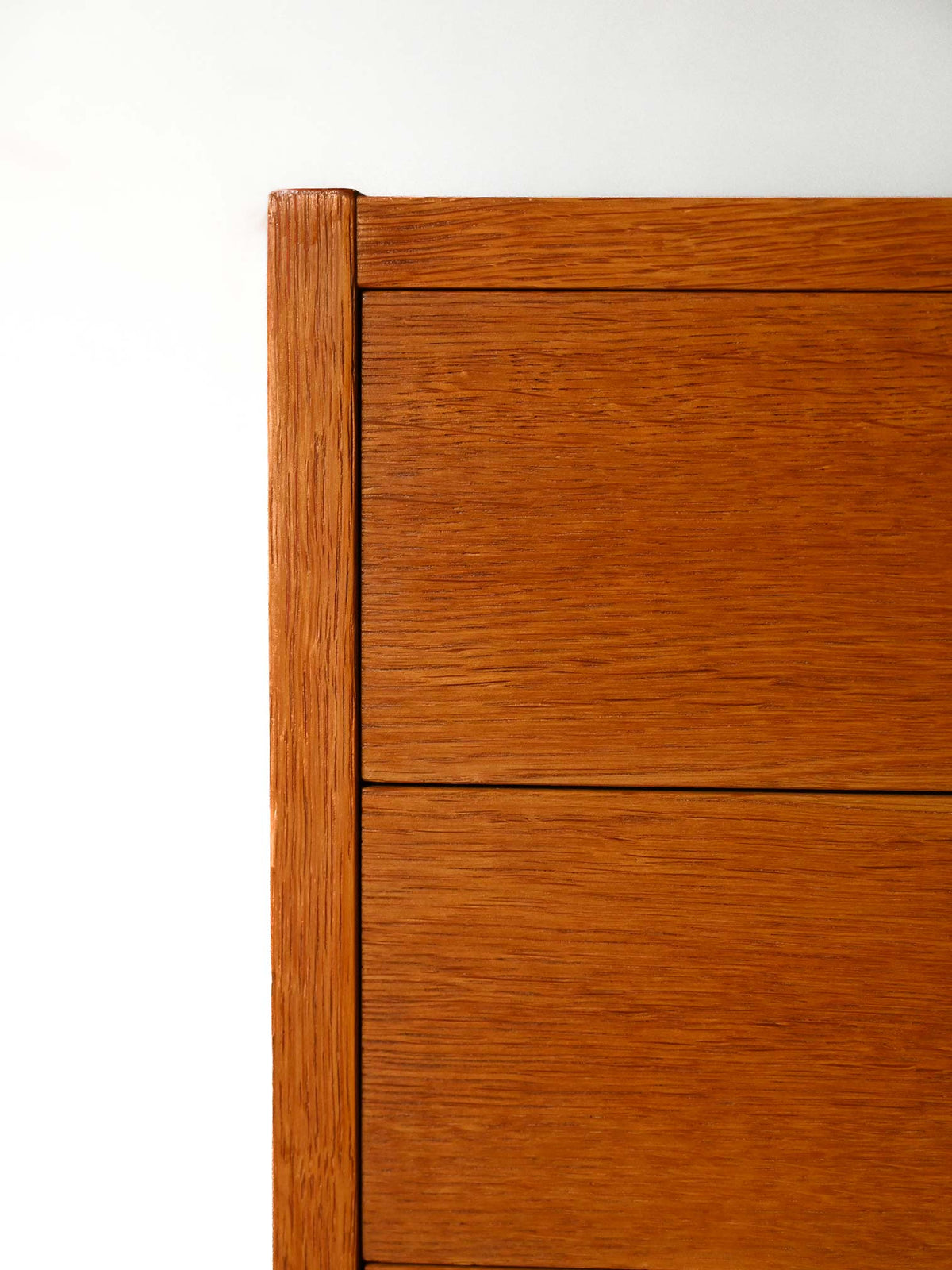 Sideboard scandinavo vintage in rovere con cassetti e ante 9