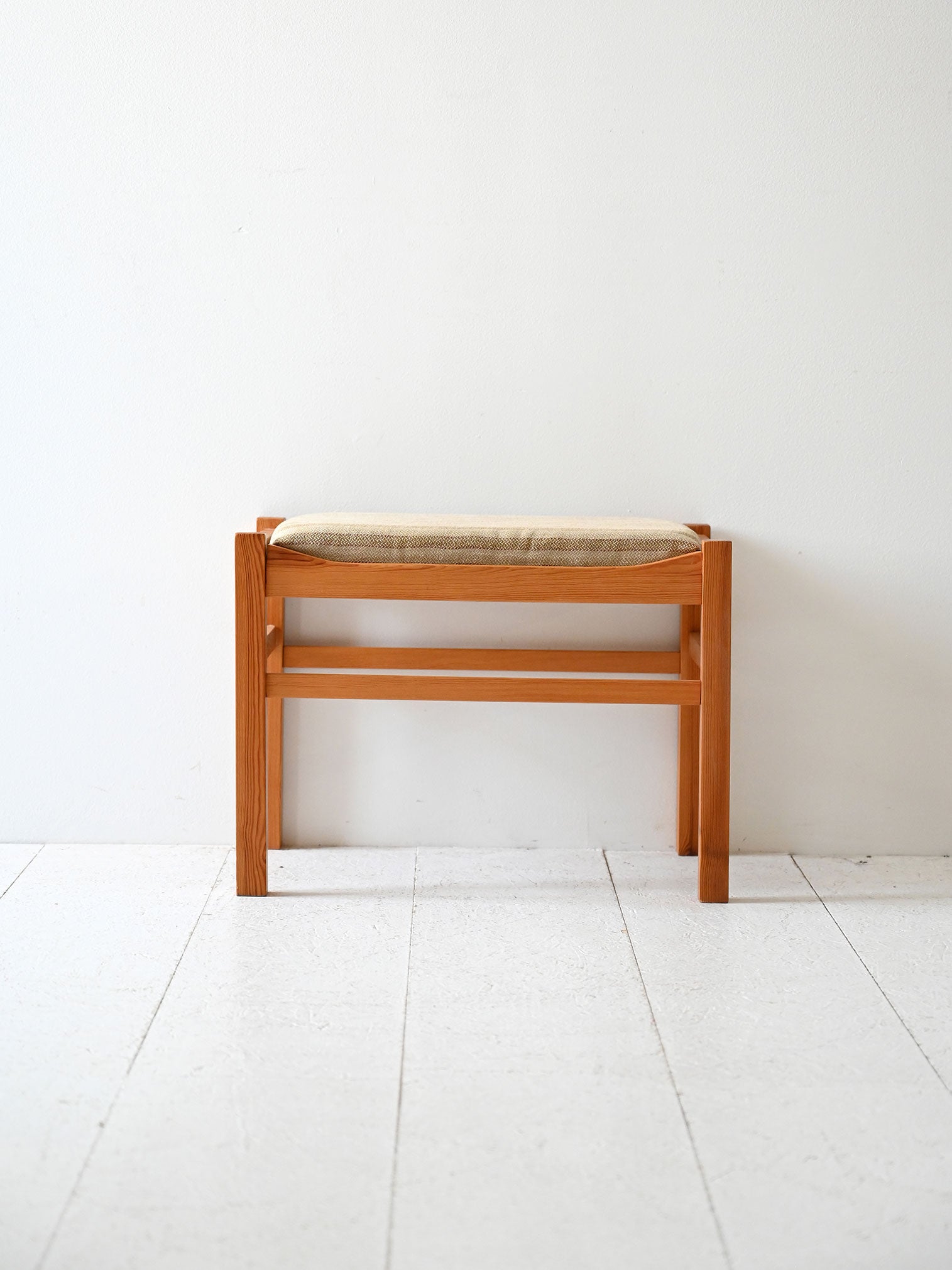 Sgabello poggiapiedi scandinavo in rovere