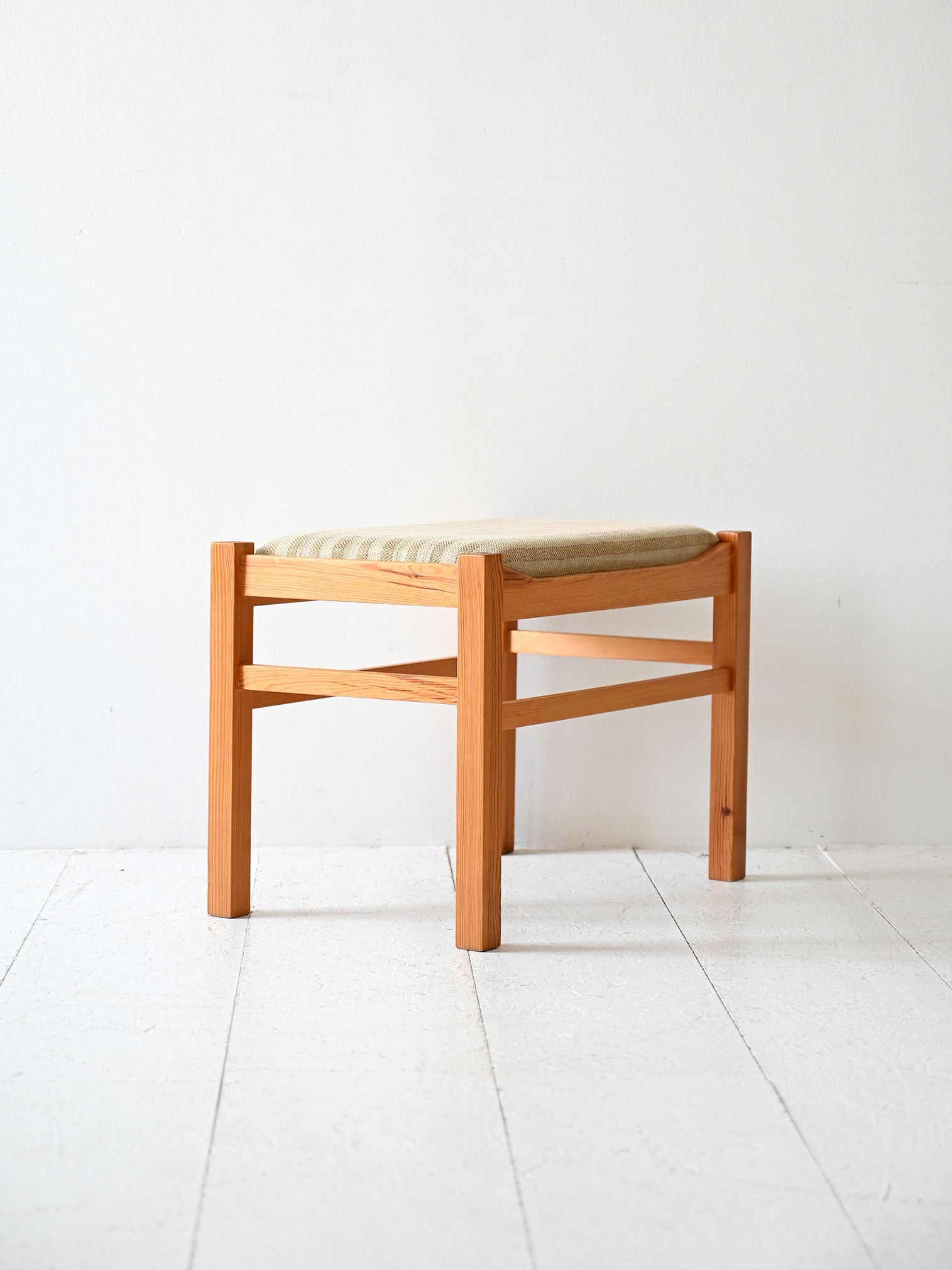 Sgabello poggiapiedi scandinavo in rovere 1