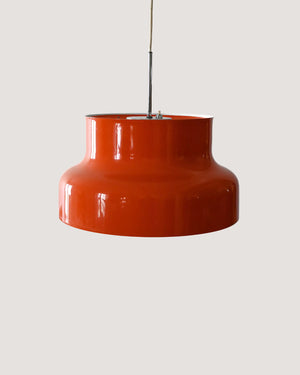 Lampadario rosso “Bumlingen” di Anders Pehrson