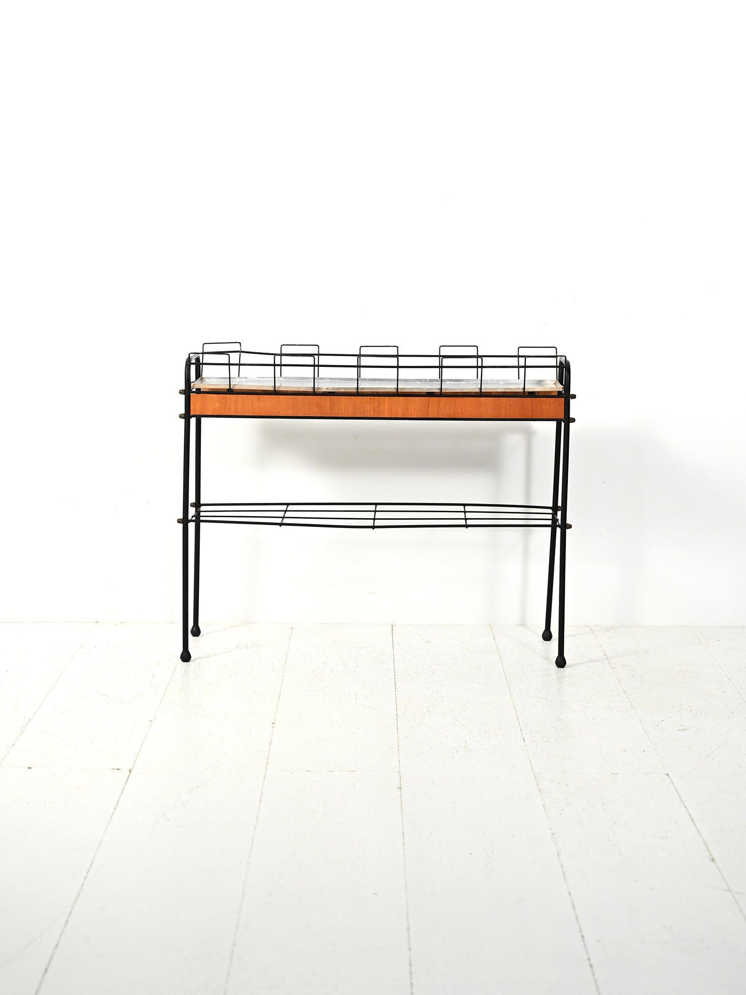 Portafiori scandinavo in metallo nero e teak 1