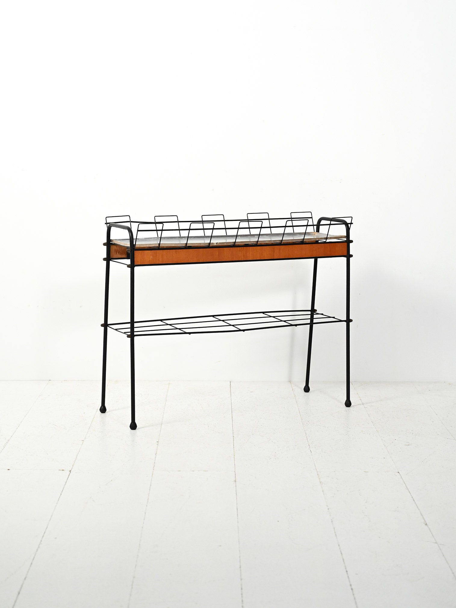 Portafiori scandinavo in metallo nero e teak 2