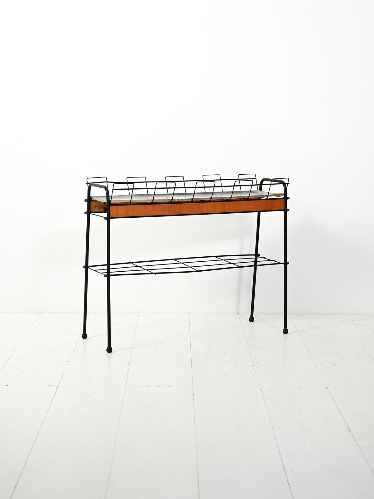 Portafiori scandinavo in metallo nero e teak 2