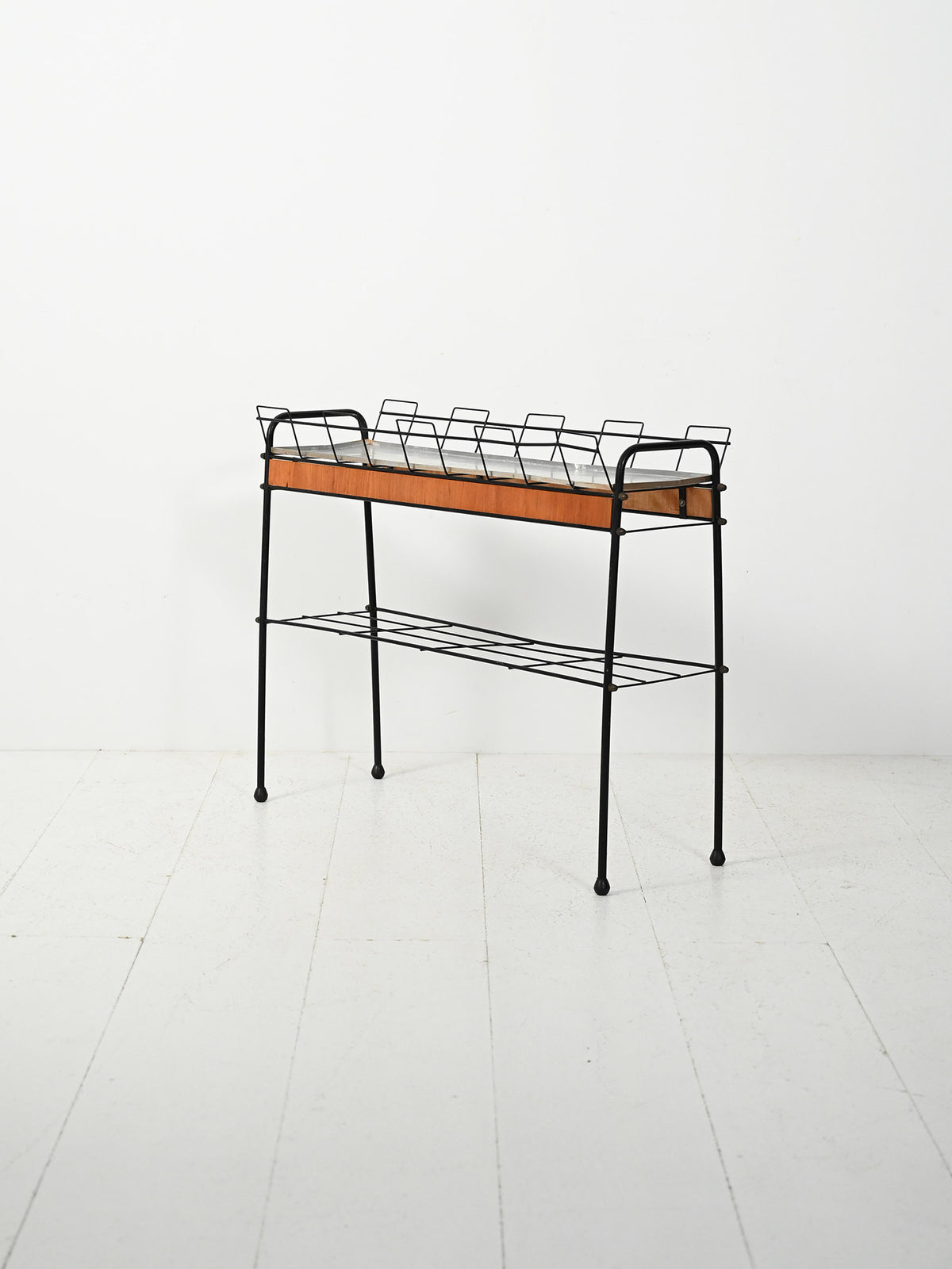 Portafiori scandinavo in metallo nero e teak 3