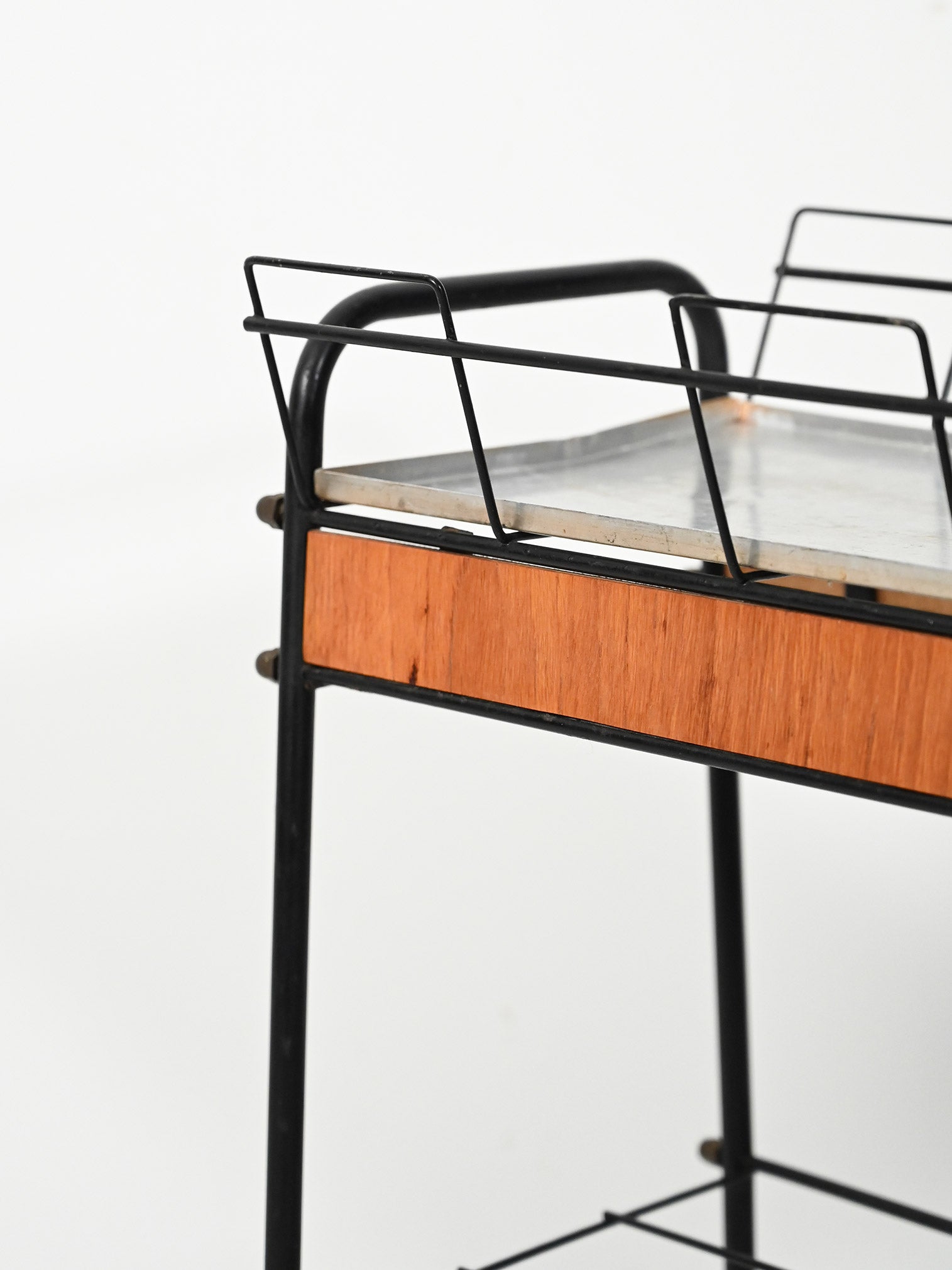 Portafiori scandinavo in metallo nero e teak 4