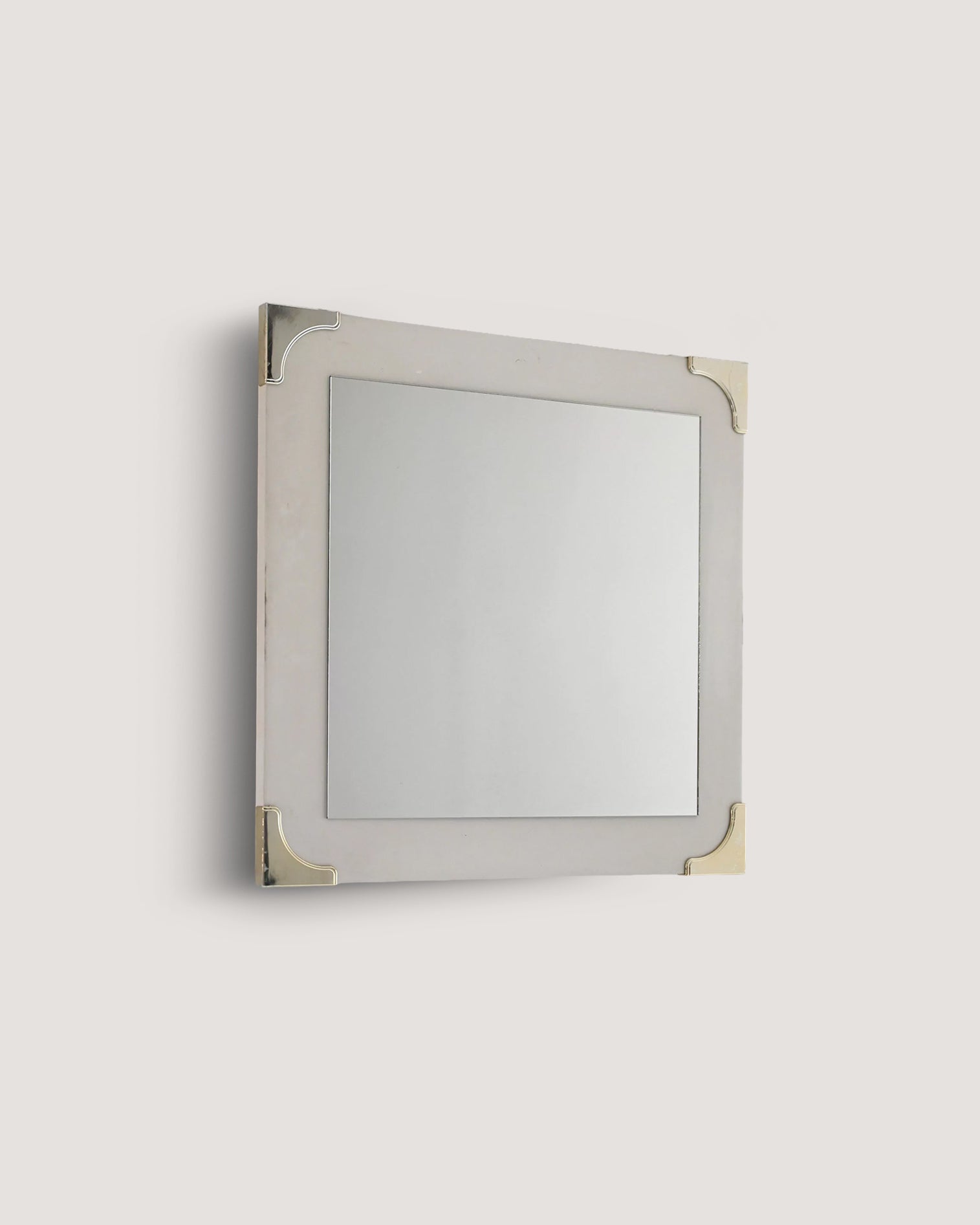 Specchio scandinavo anni ’40/’50 con cornice bianca e dettagli in ottone