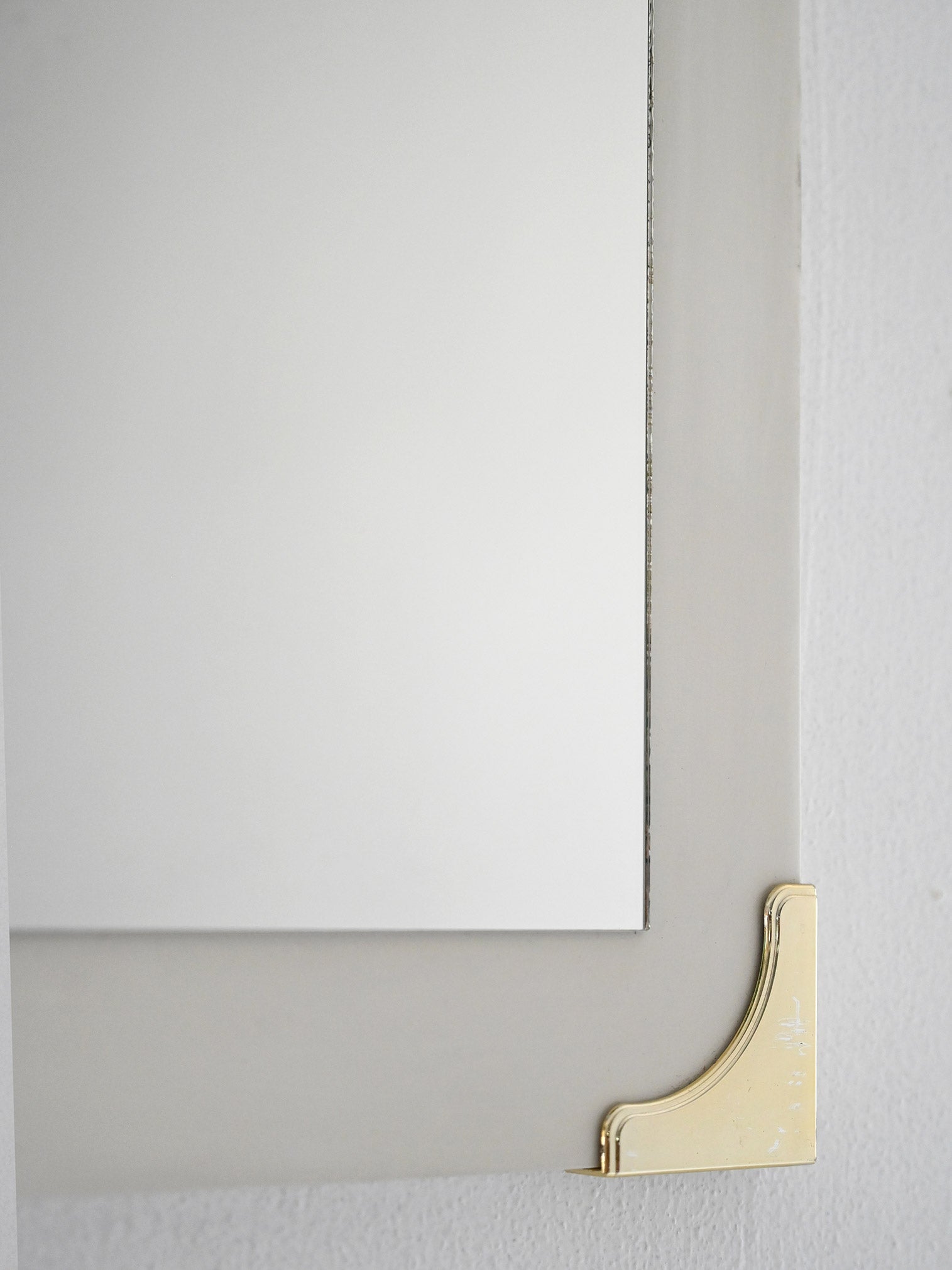 Specchio scandinavo anni ’40/’50 con cornice bianca e dettagli in ottone 1