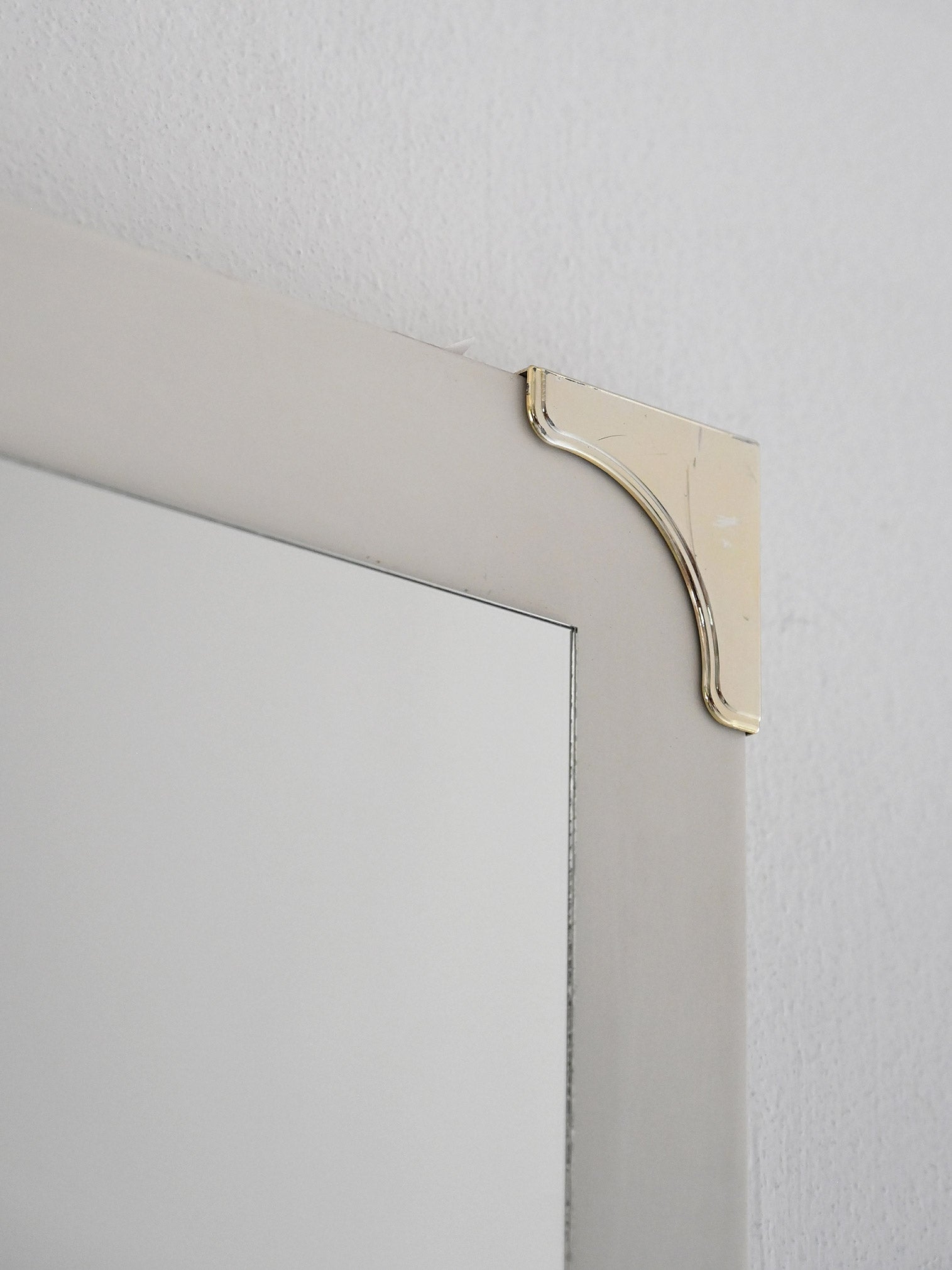 Specchio scandinavo anni ’40/’50 con cornice bianca e dettagli in ottone 2