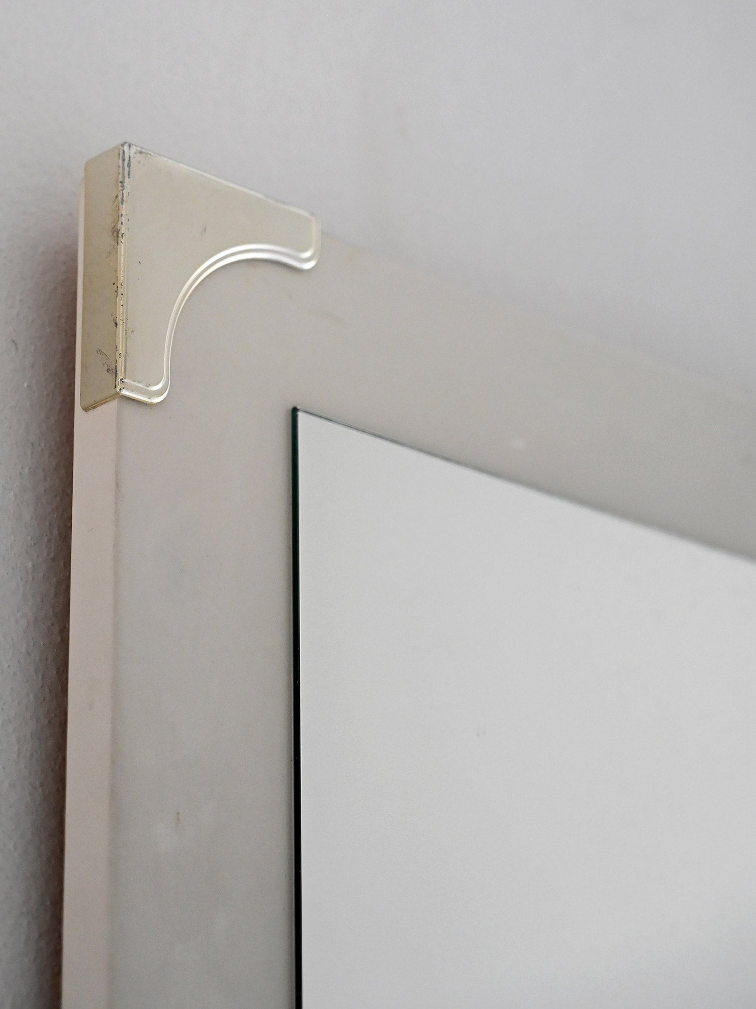 Specchio scandinavo anni ’40/’50 con cornice bianca e dettagli in ottone 3