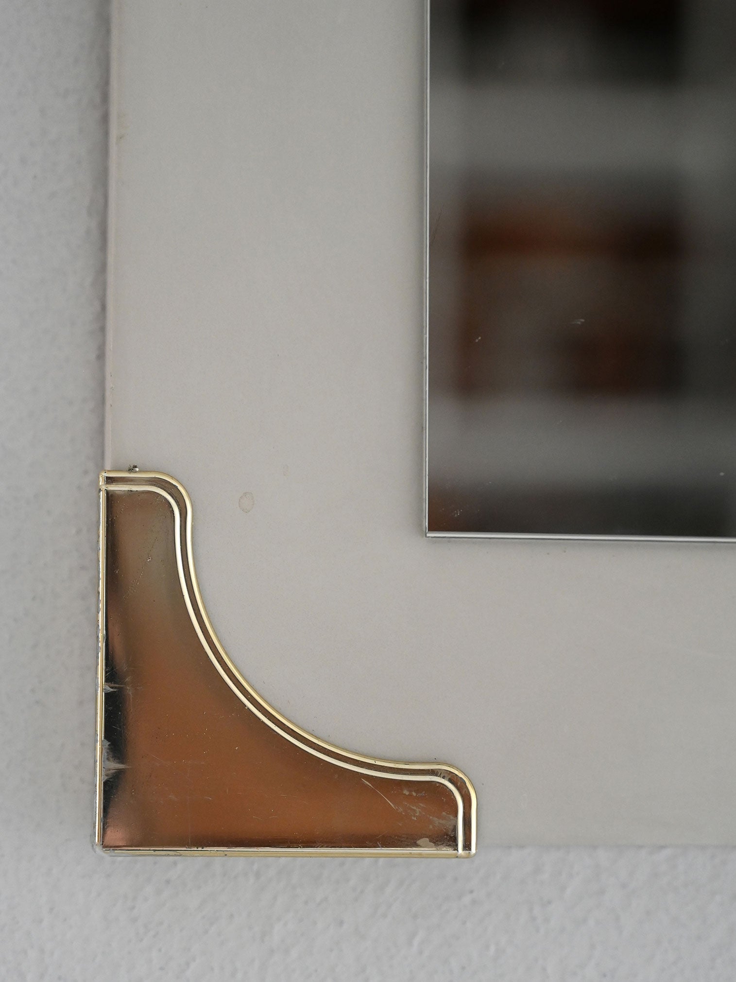 Specchio scandinavo anni ’40/’50 con cornice bianca e dettagli in ottone 4