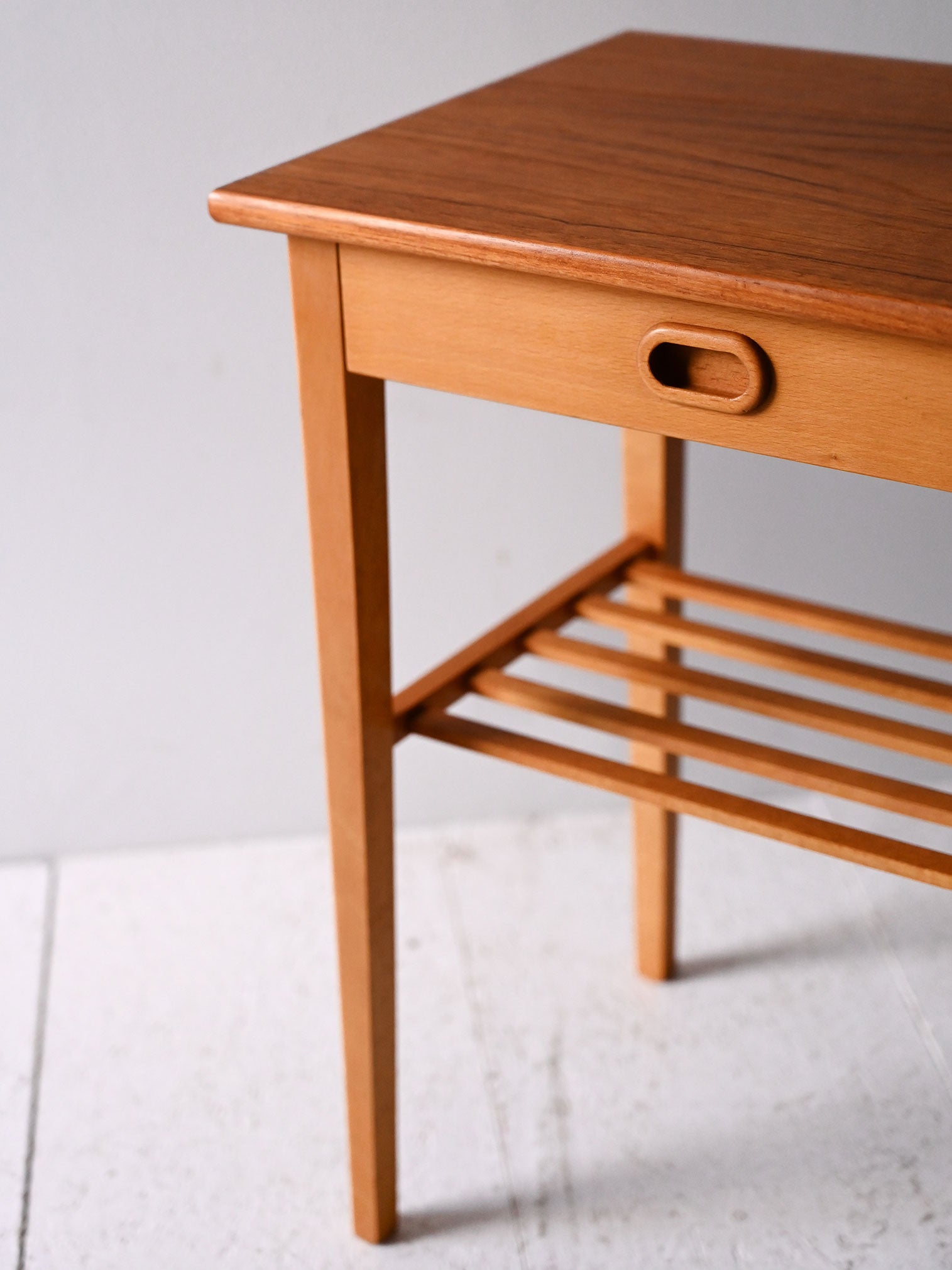 Comodino scandinavo vintage in rovere chiaro