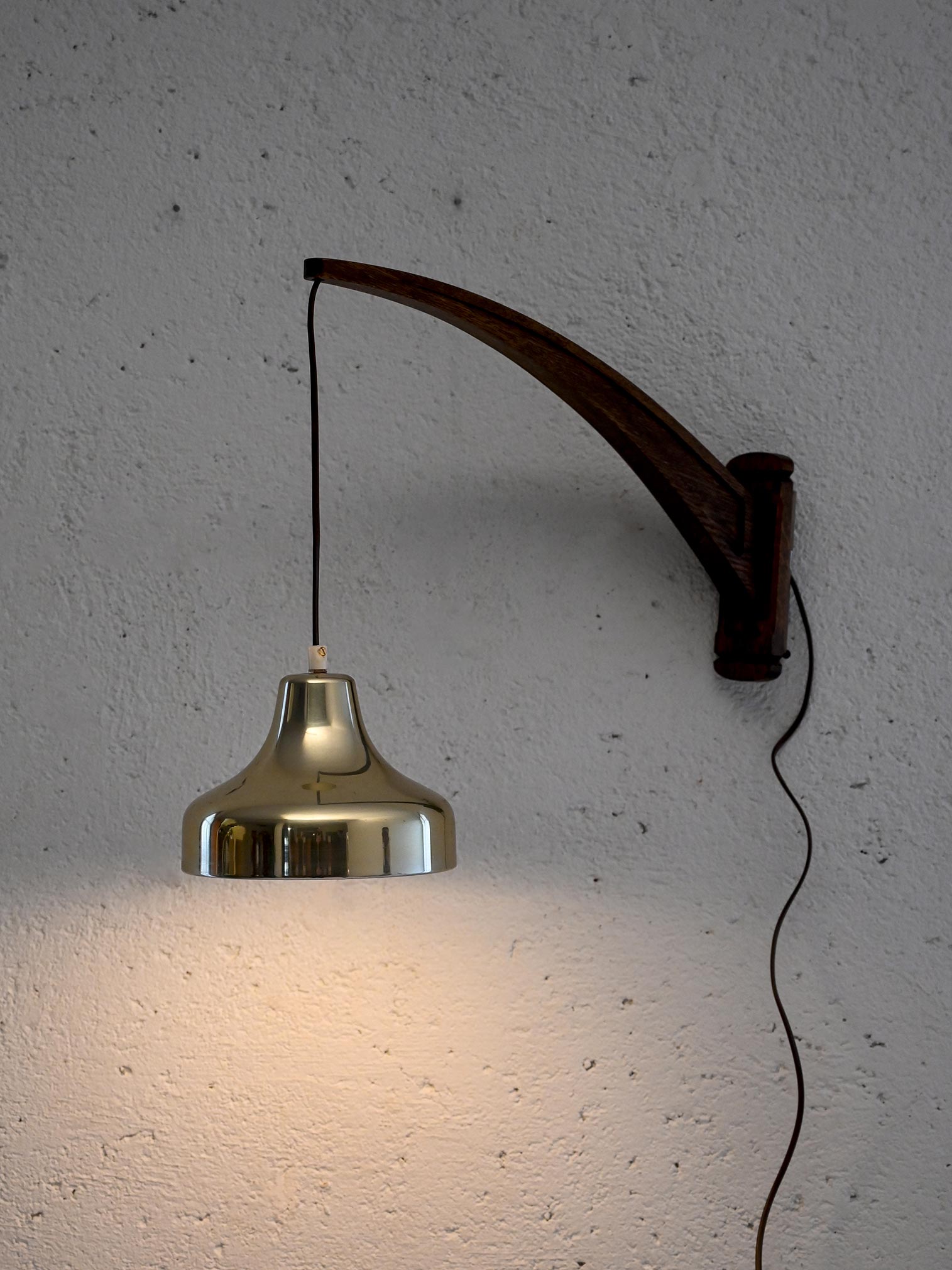 Applique scandinava vintage con abat-jour pendente in ottone 1