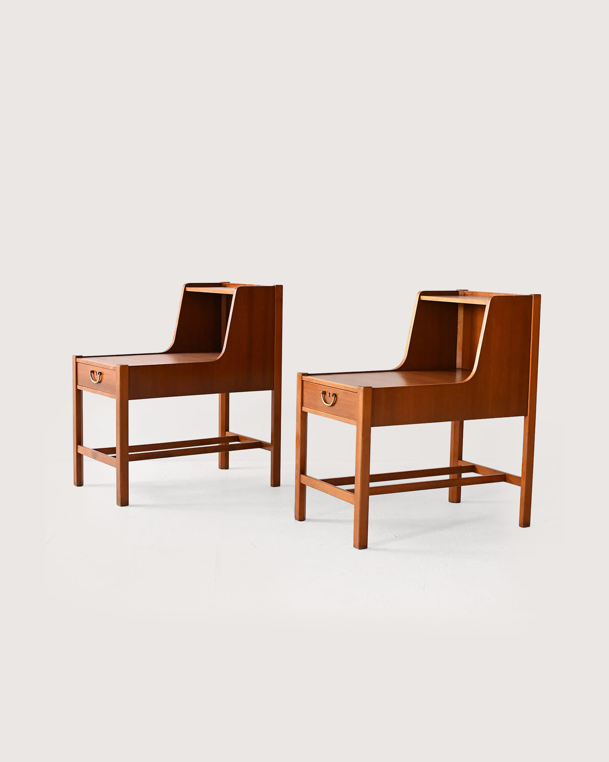 Comodini scandinavi anni '60 con piano doppio