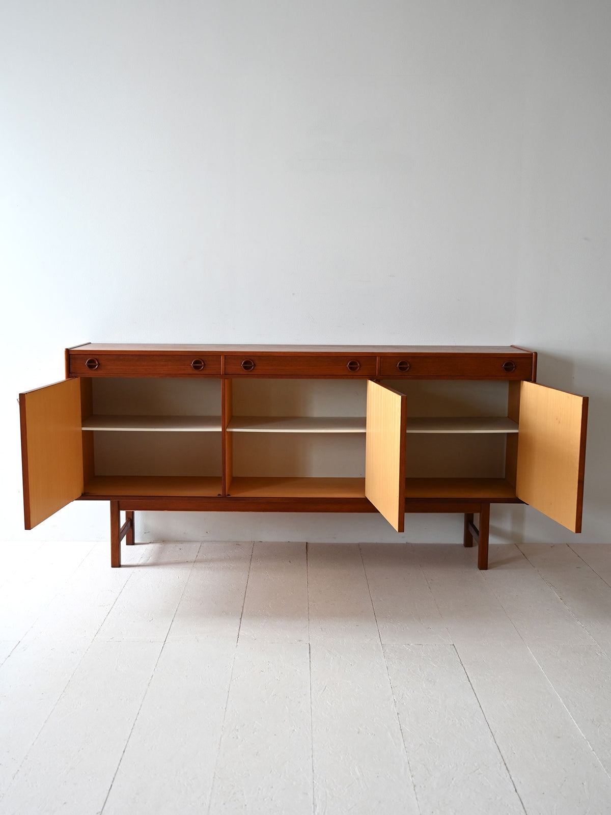 Sideboard scandinavo con ante a battente 2