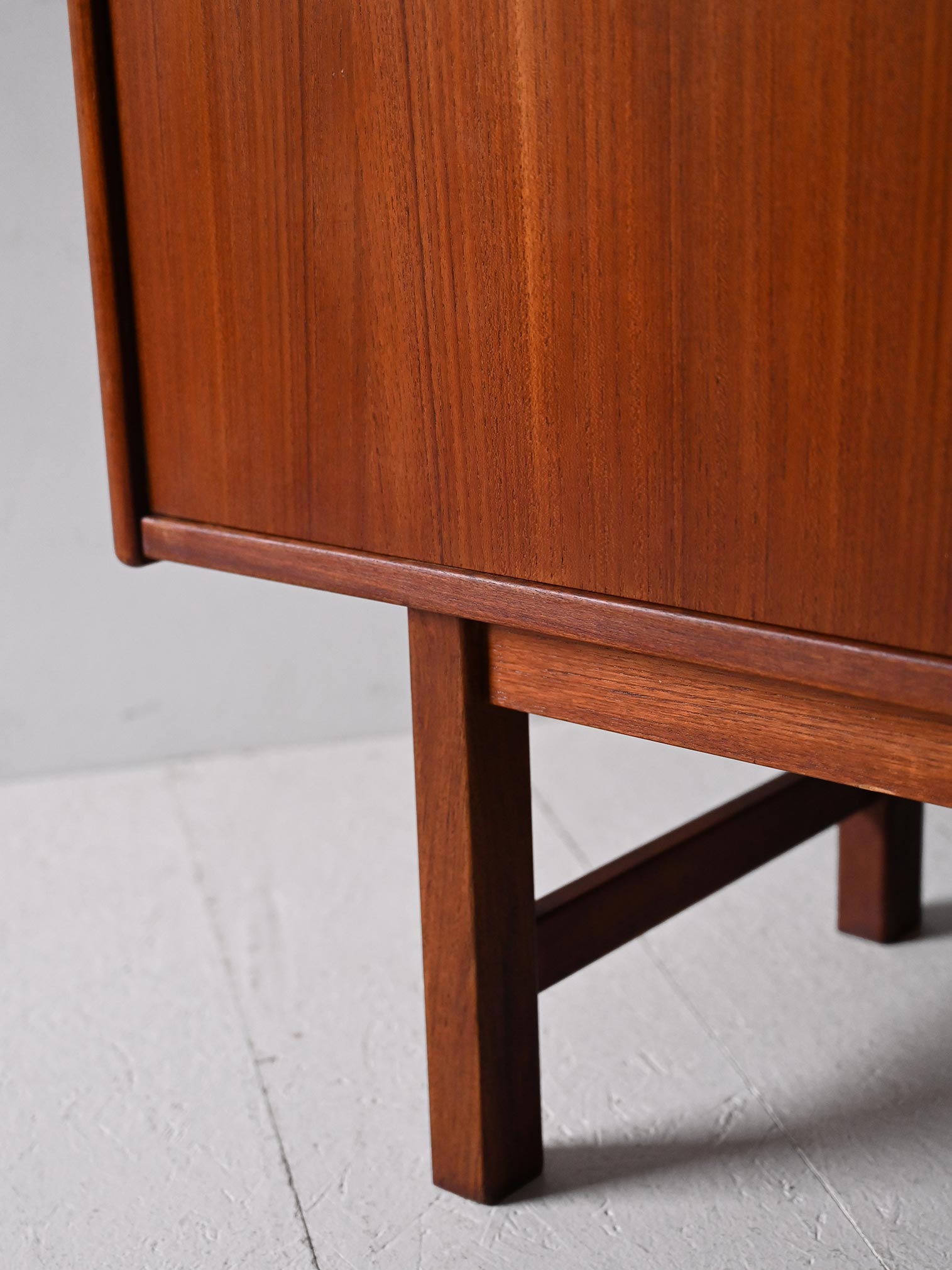 Sideboard scandinavo con ante a battente 8