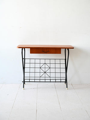 Comodino anni '60 con gambe in metallo 1