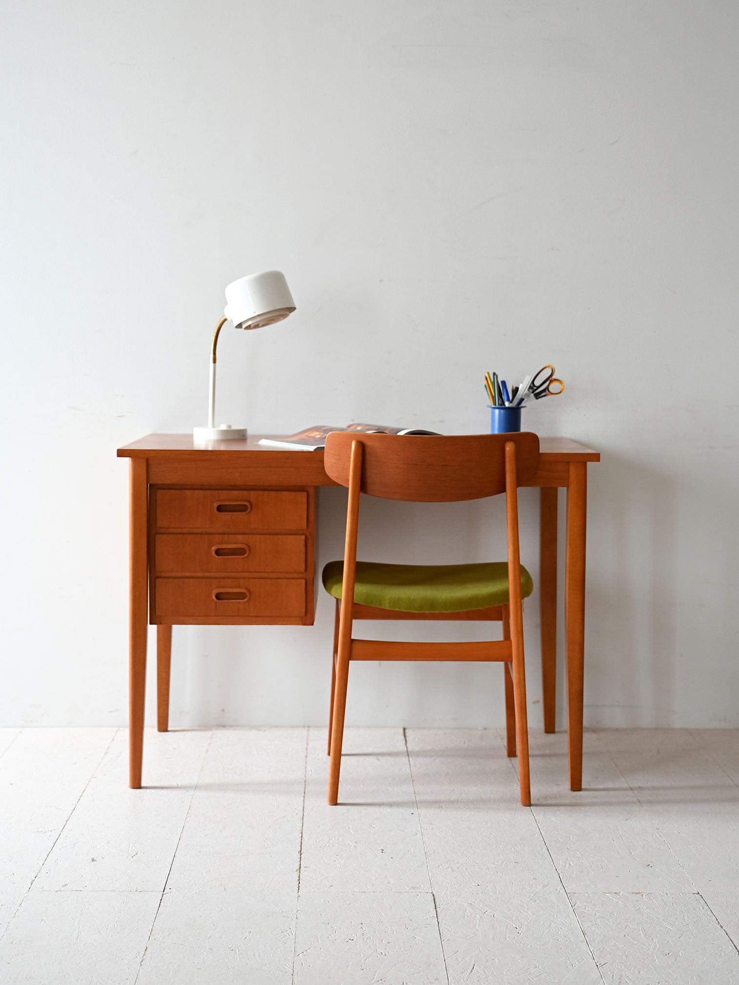 Scrivania scandinava in teak con blocco di cassetti mobili