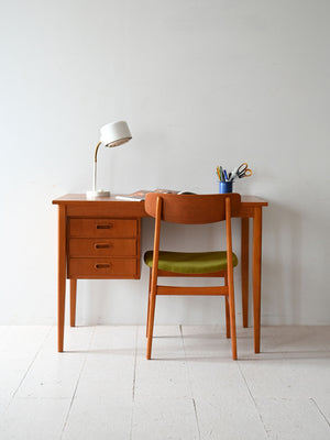 Scrivania scandinava in teak con blocco di cassetti mobili