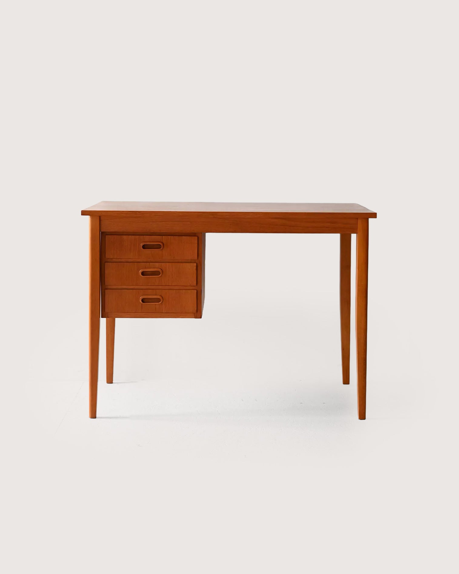 Scrivania scandinava in teak con blocco di cassetti mobili