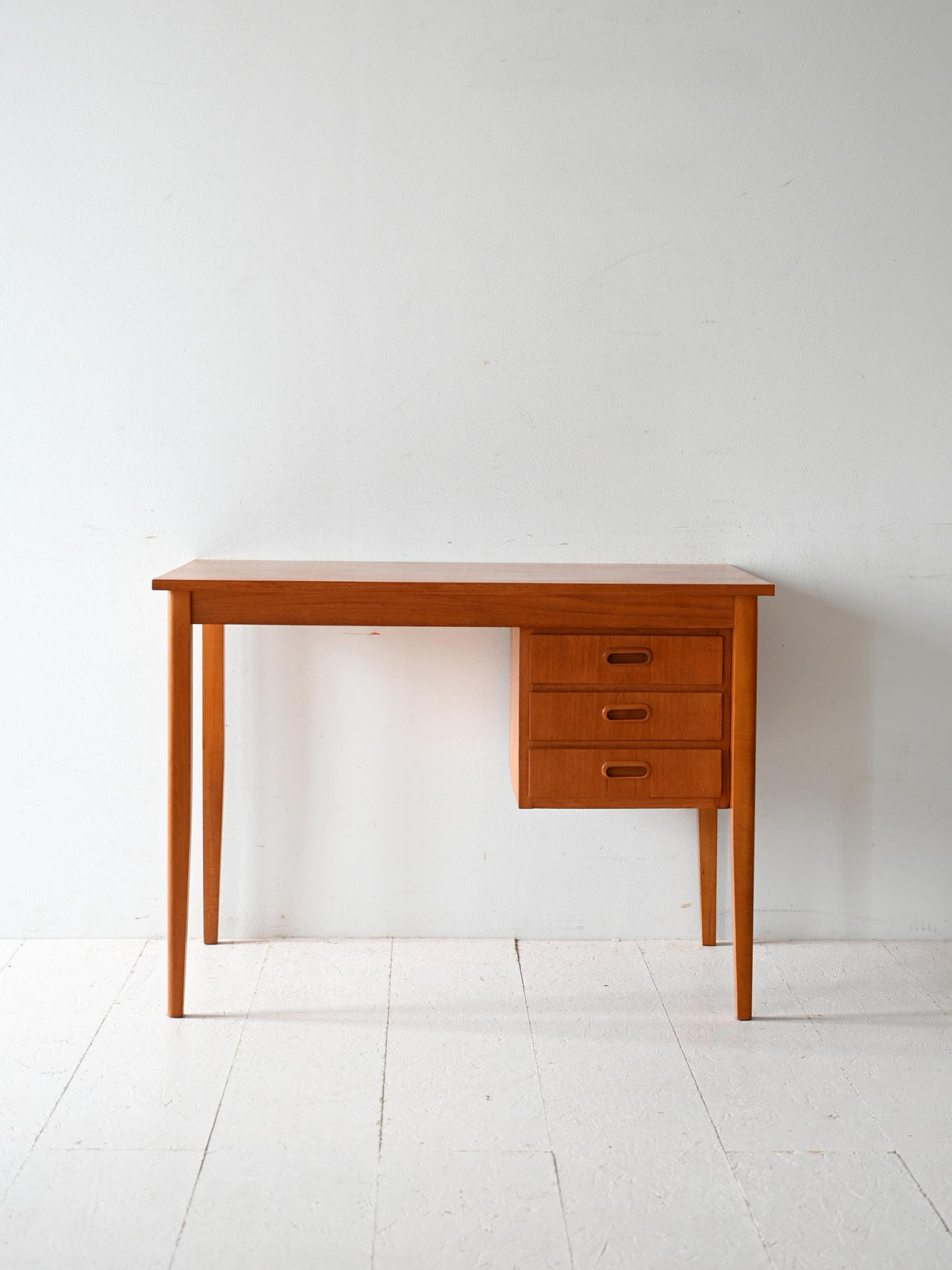 Scrivania scandinava in teak con blocco di cassetti mobili 2