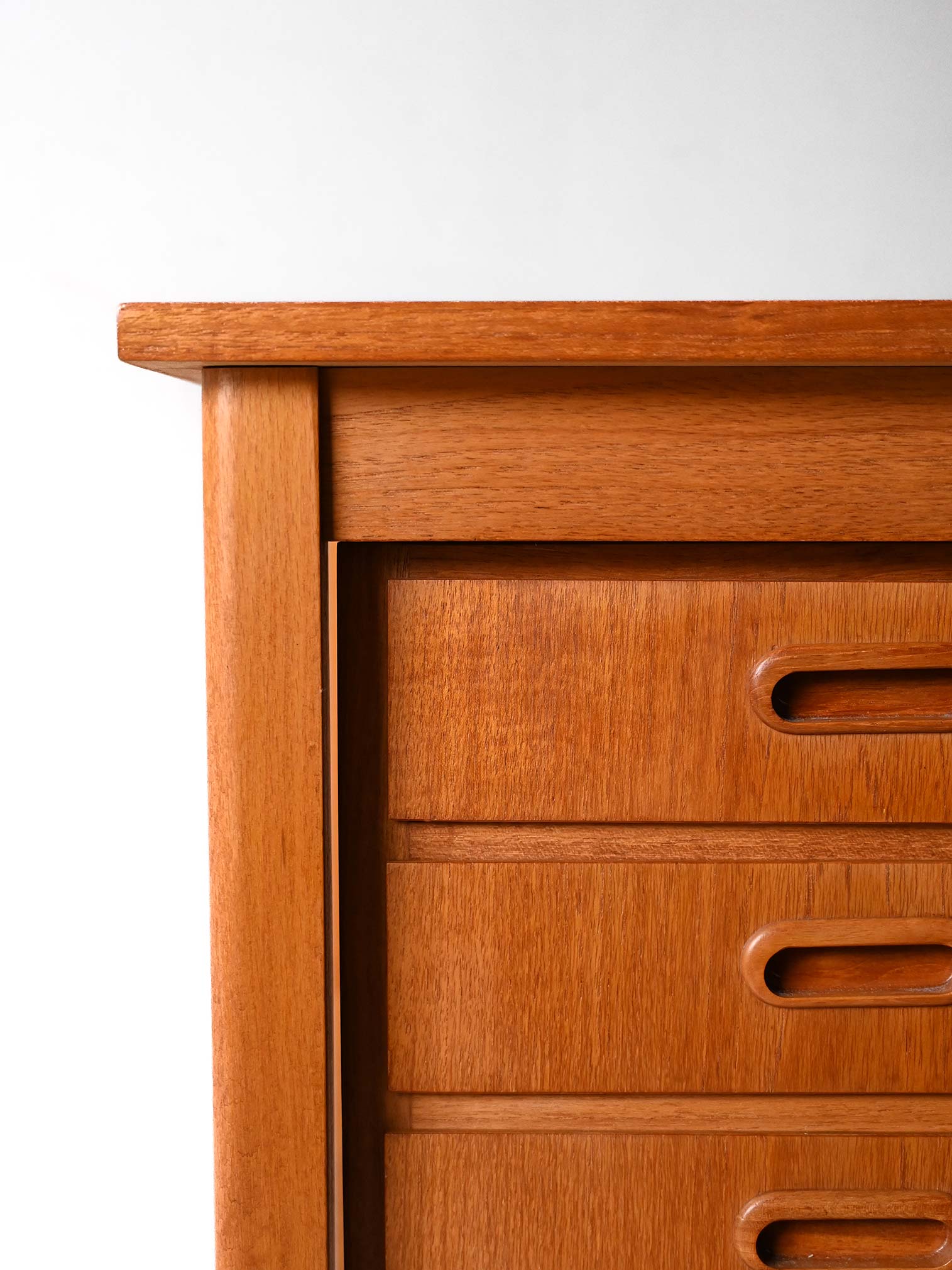 Scrivania scandinava in teak con blocco di cassetti mobili 7