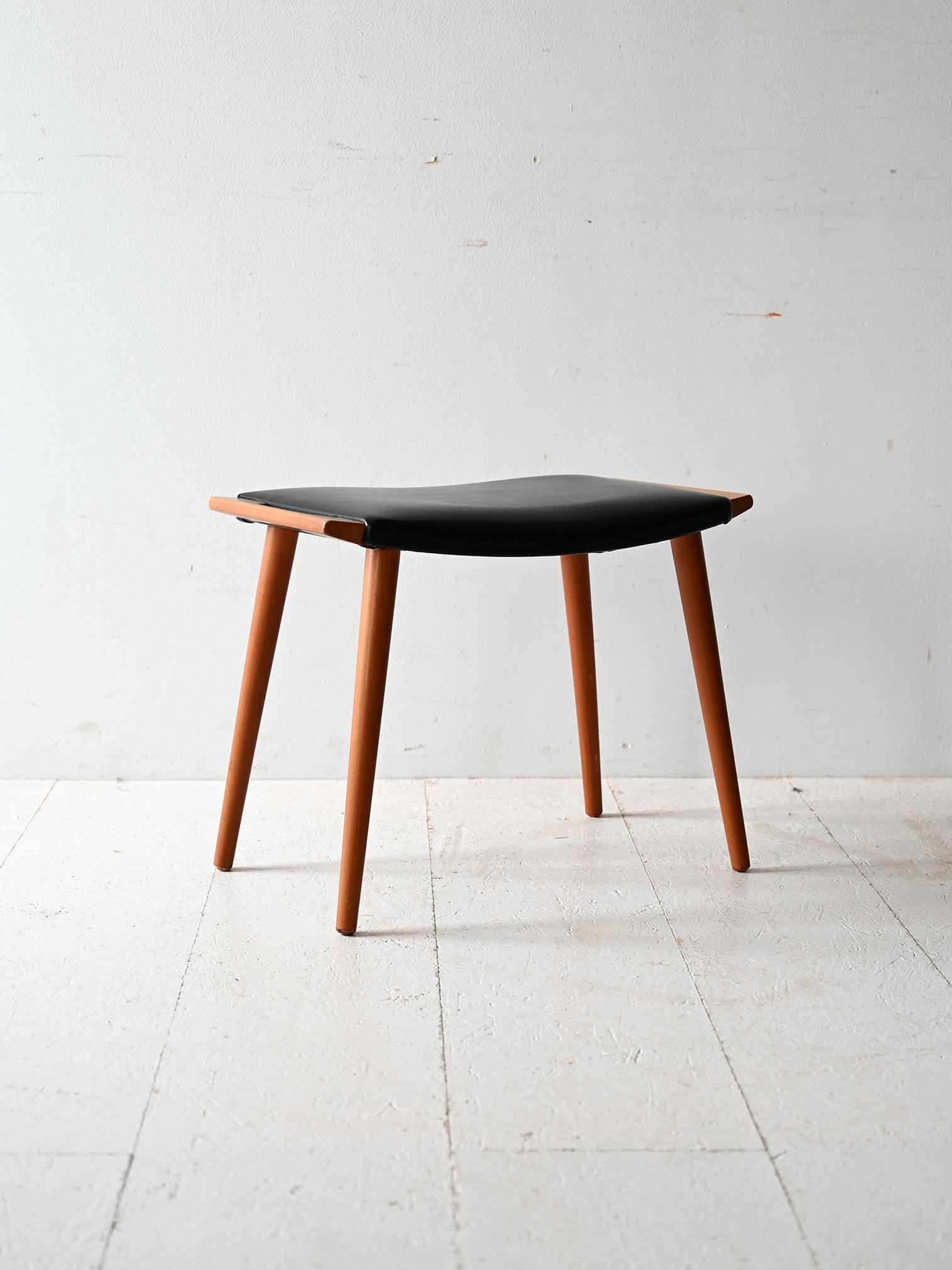 Sgabello vintage in legno e pelle