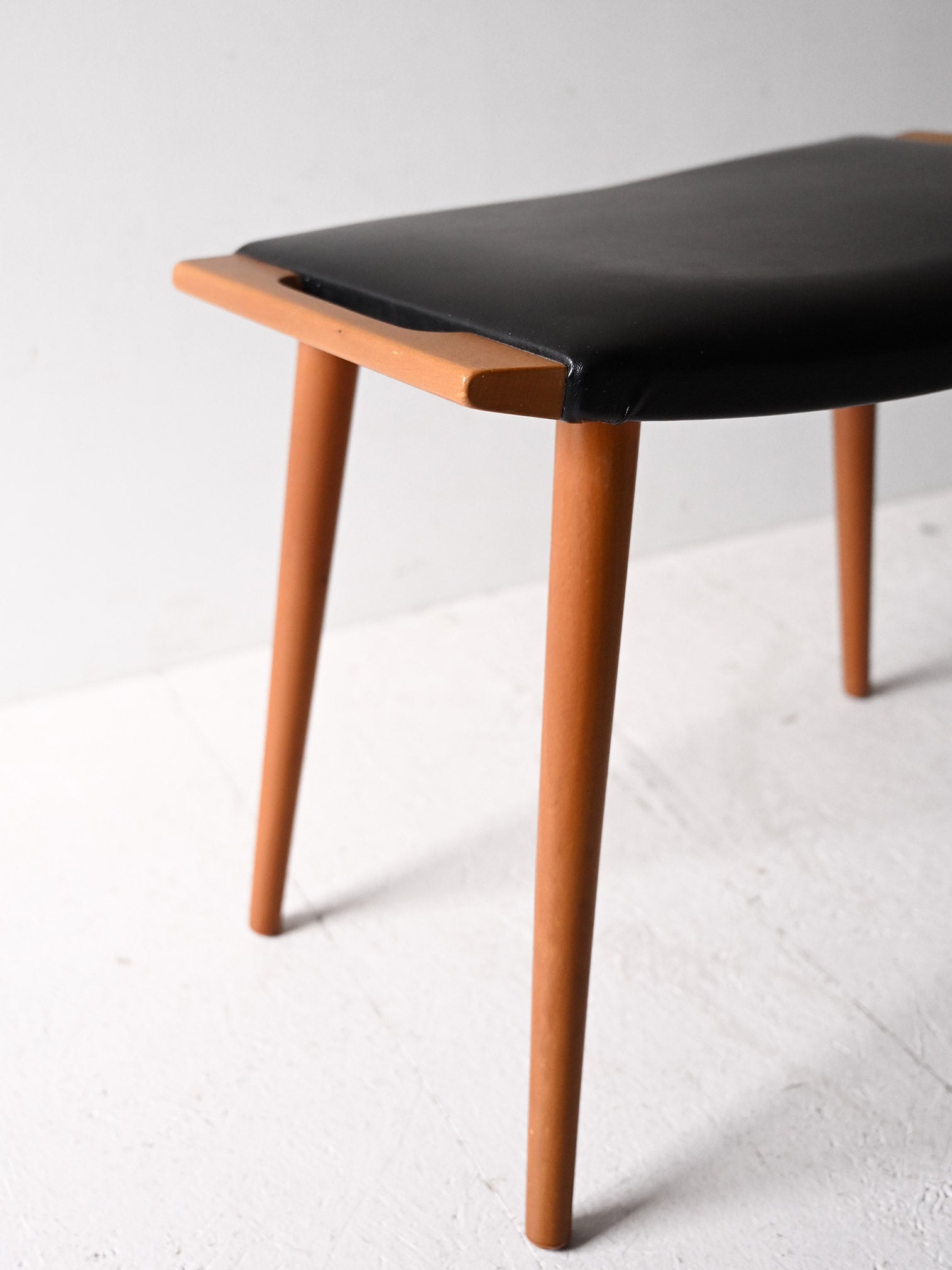 Sgabello vintage in legno e pelle 4
