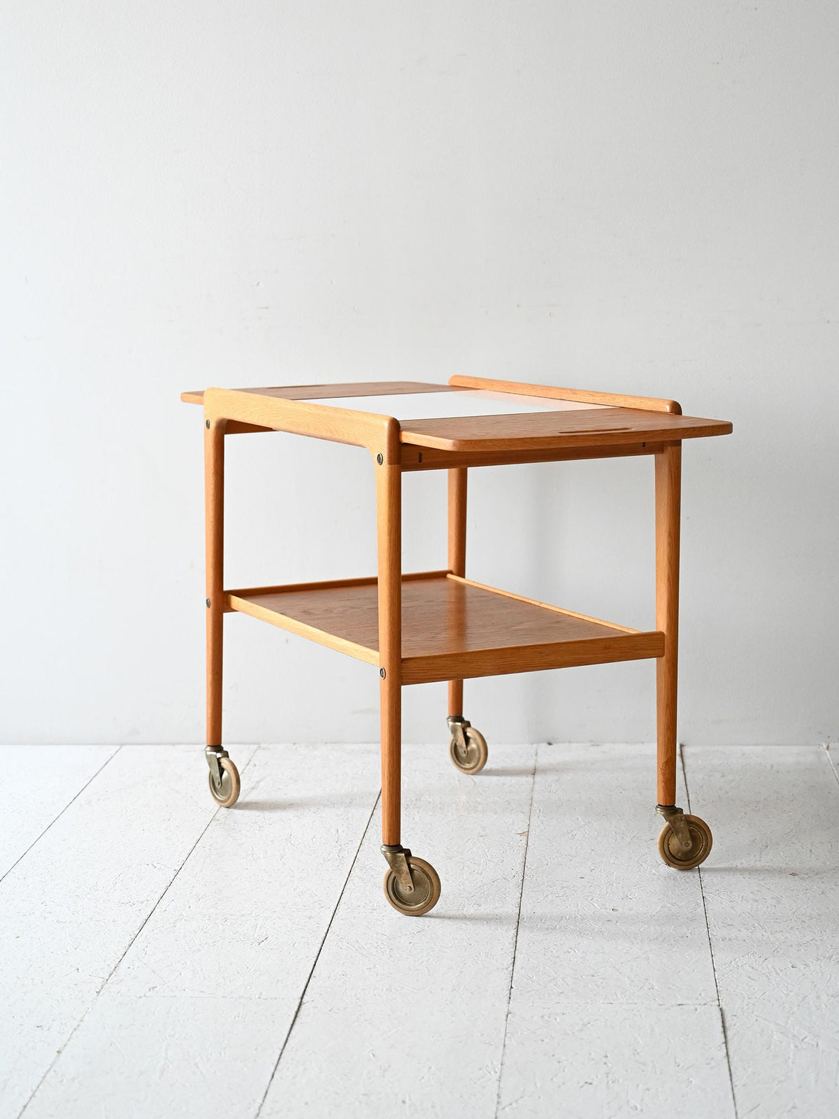 Carrello modello Casino in rovere di Engström & Myrstrand 4