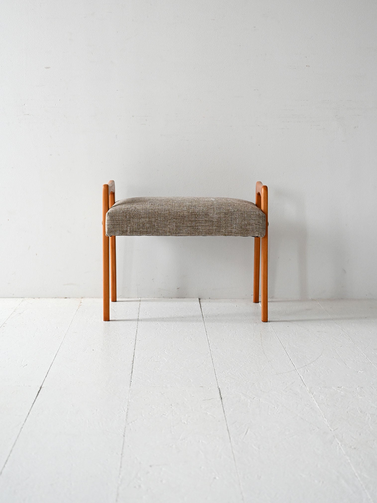 Poggiapiedi scandinavo vintage in rovere con tappezzeria grigia