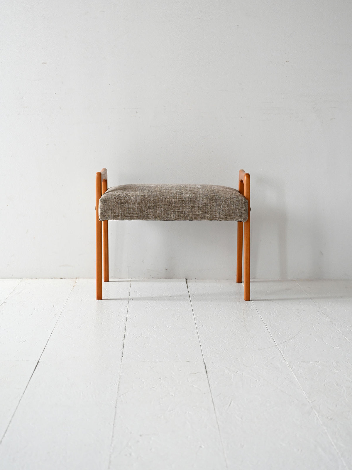Poggiapiedi scandinavo vintage in rovere con tappezzeria grigia