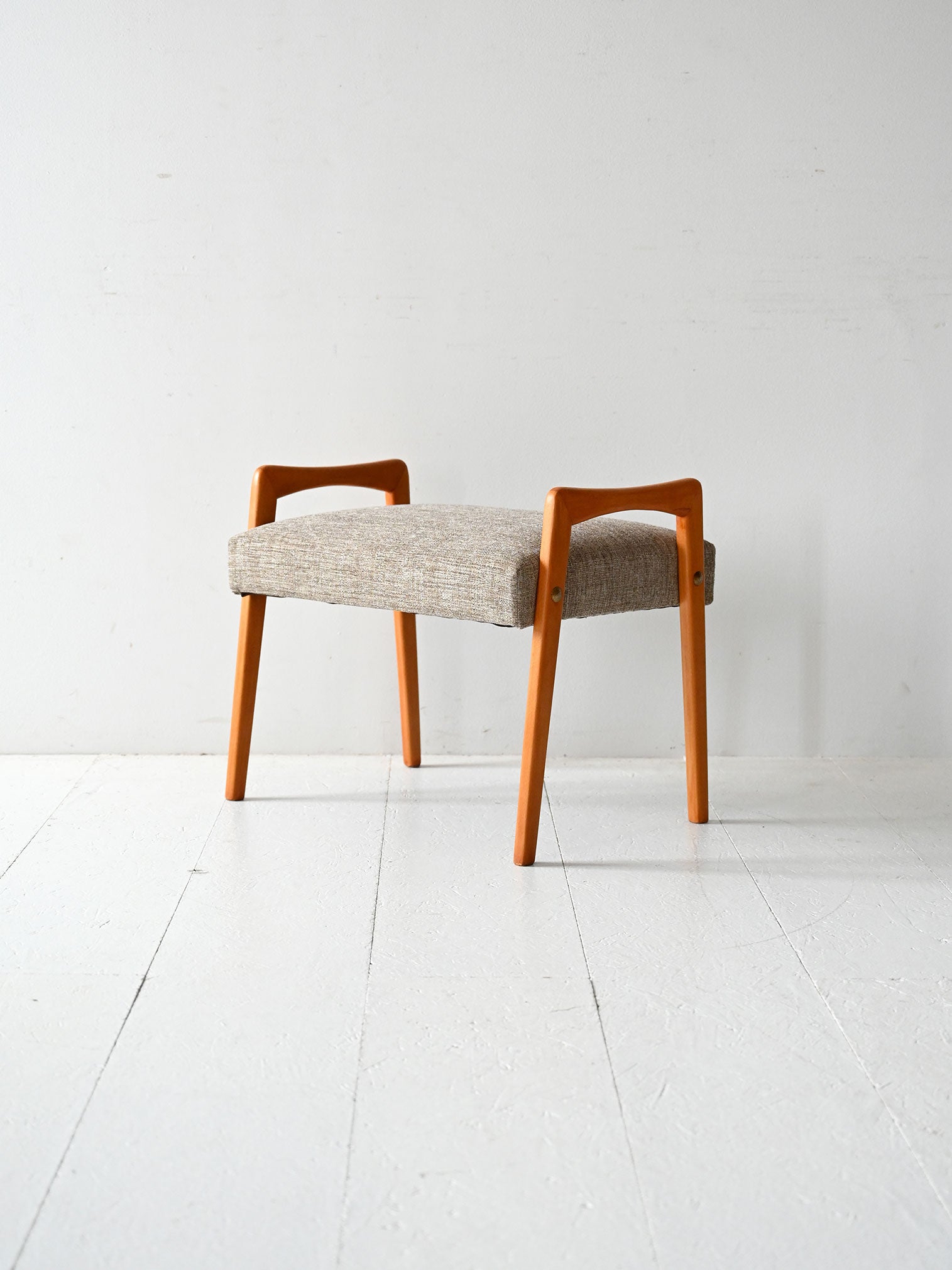 Poggiapiedi scandinavo vintage in rovere con tappezzeria grigia 1
