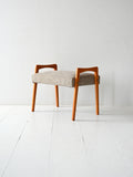 Poggiapiedi scandinavo vintage in rovere con tappezzeria grigia 1