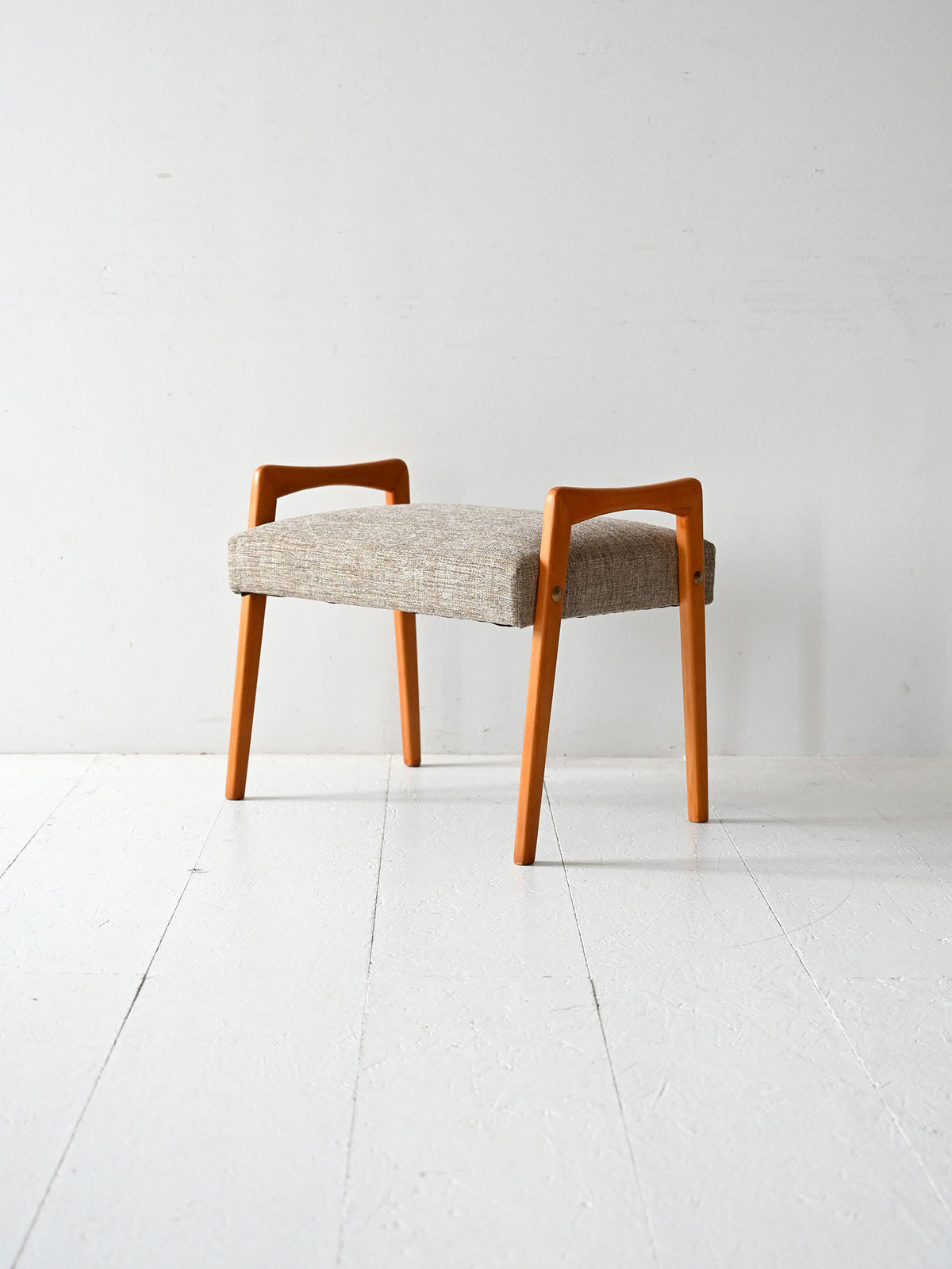 Poggiapiedi scandinavo vintage in rovere con tappezzeria grigia 1
