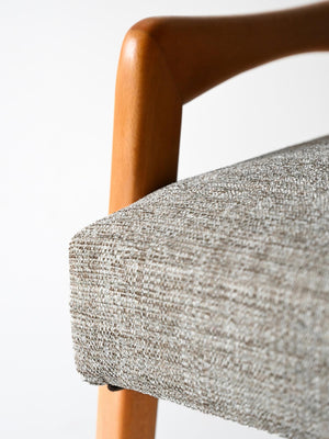Poggiapiedi scandinavo vintage in rovere con tappezzeria grigia 4