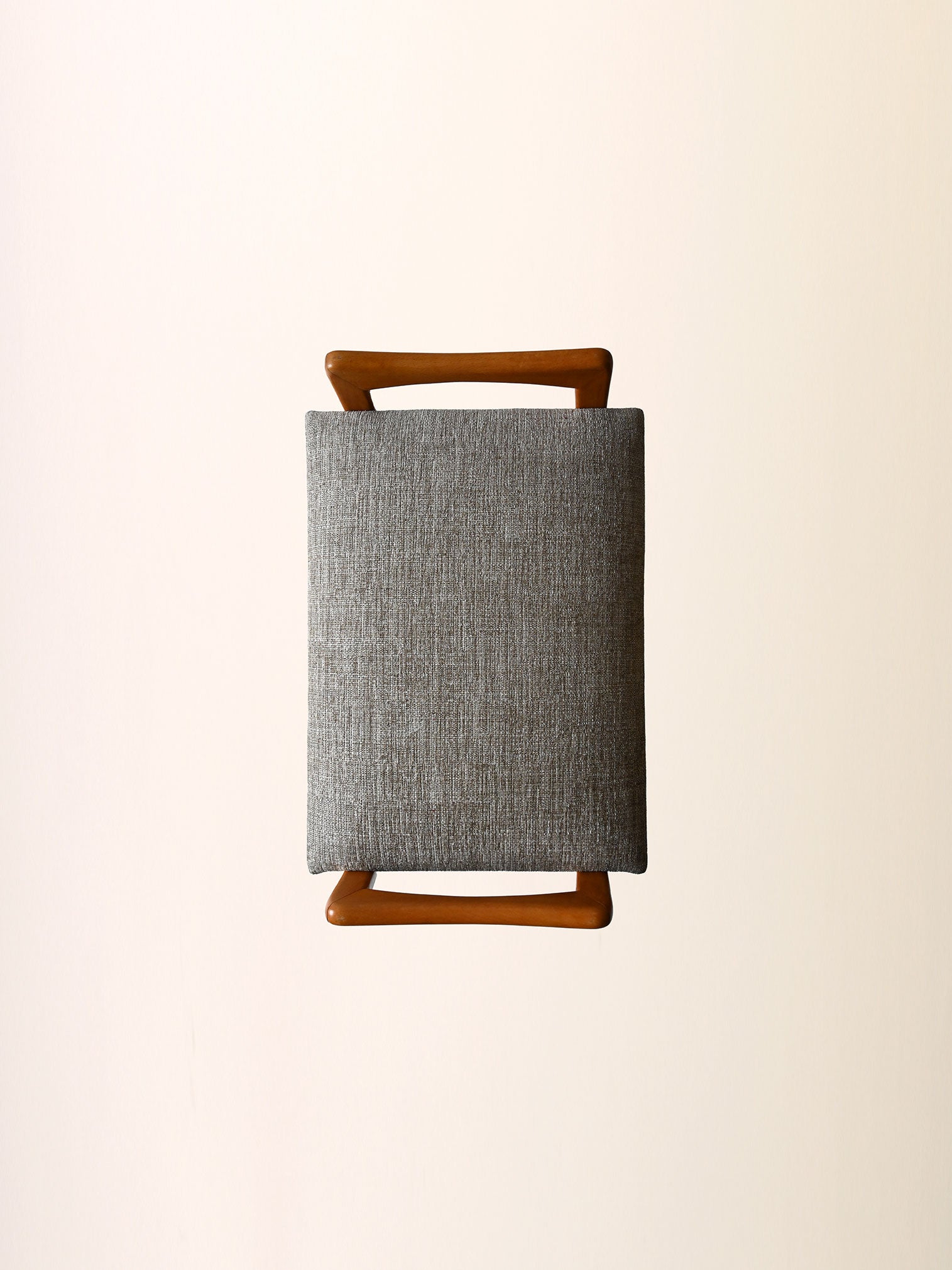 Poggiapiedi scandinavo vintage in rovere con tappezzeria grigia 5