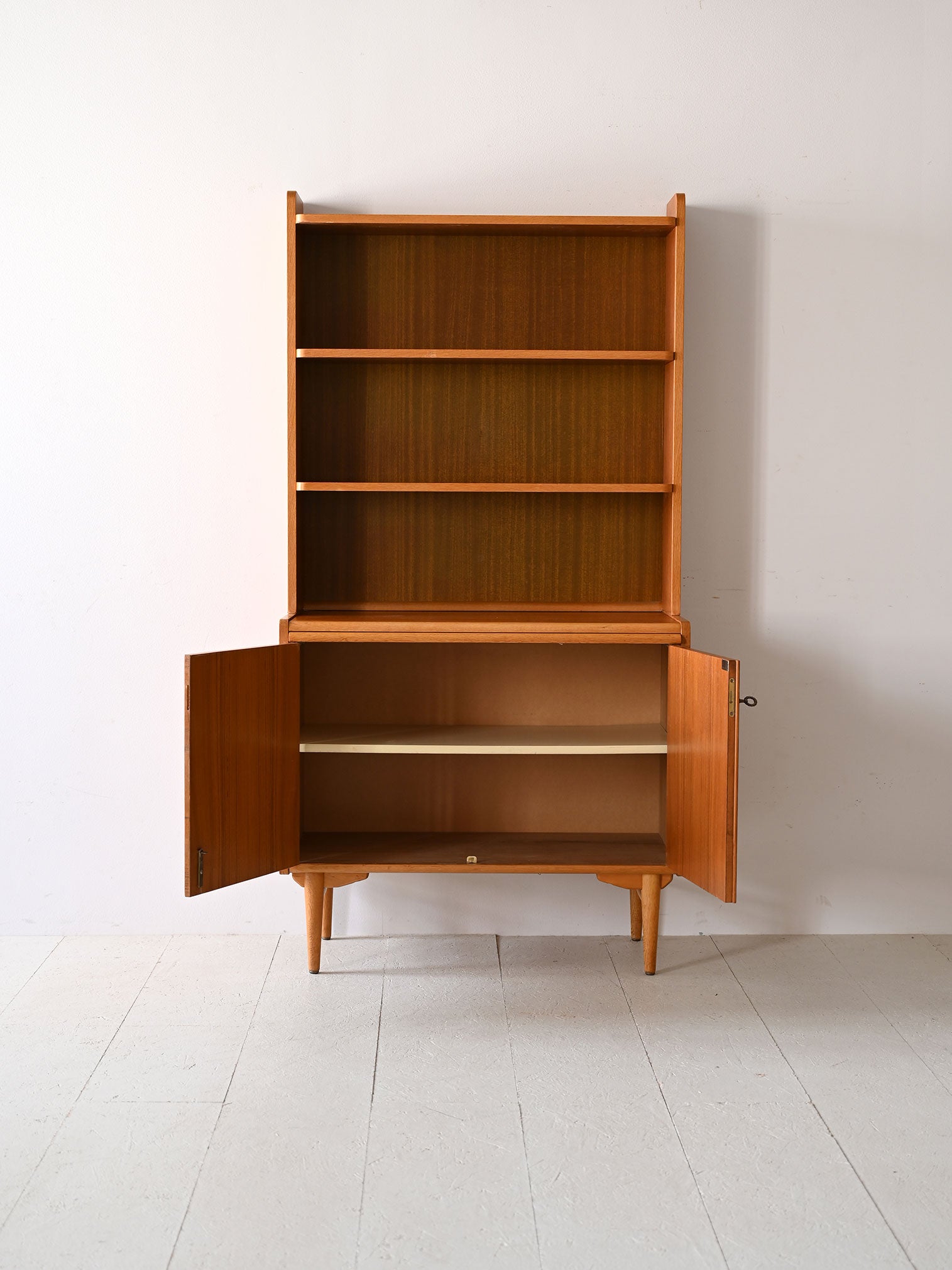 Libreria vintage con piano estraibile 3