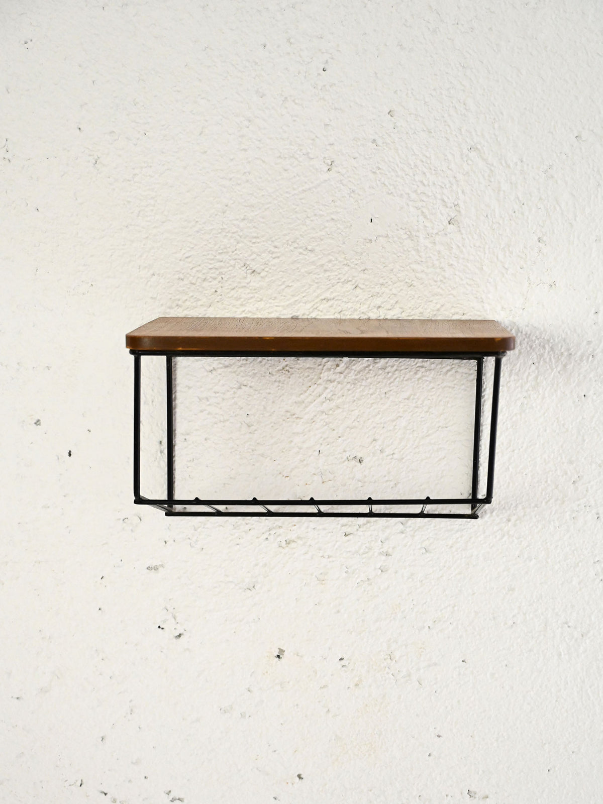 Comodino sospeso svedese in metallo e teak