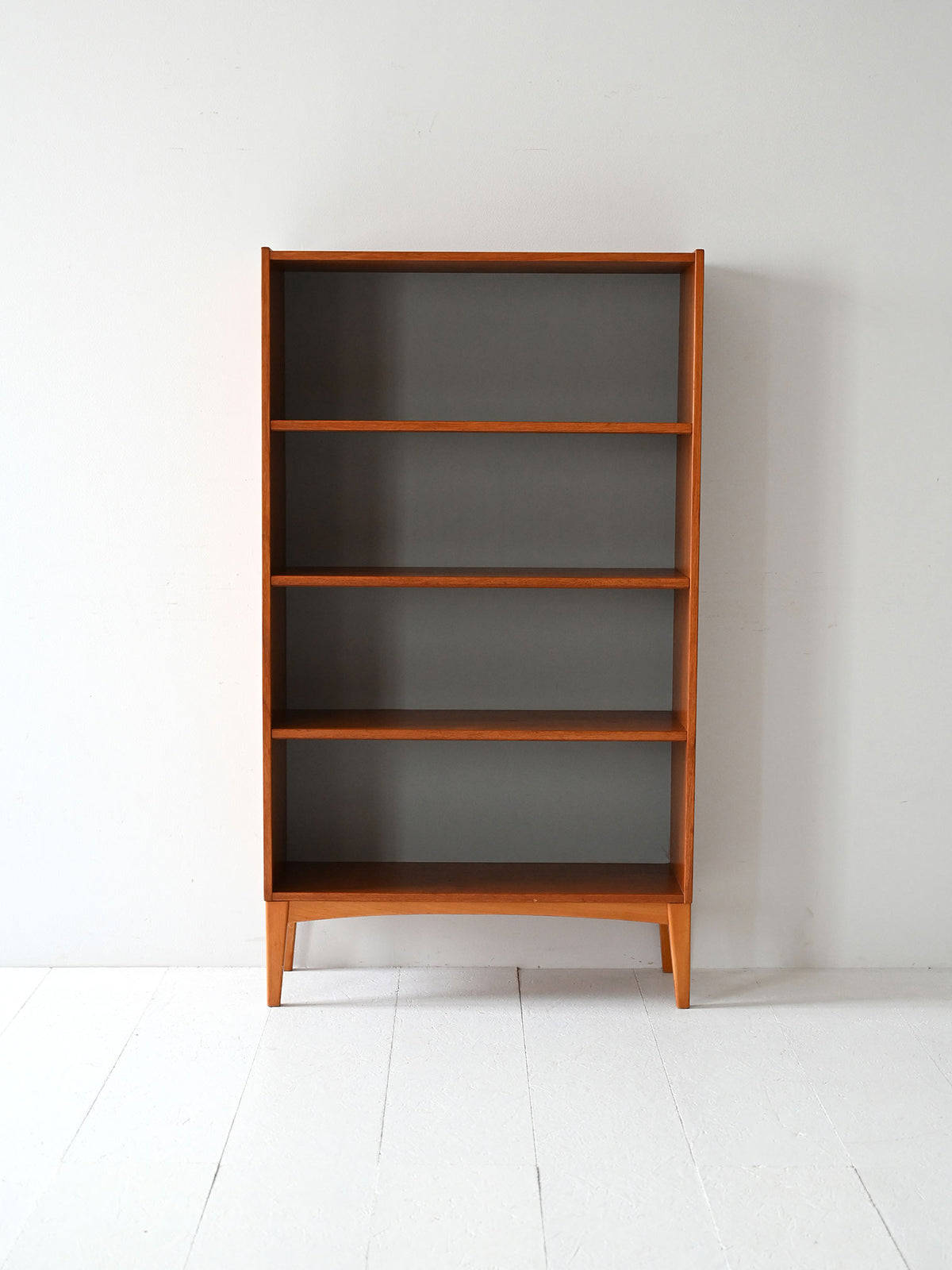 Libreria scandinava vintage in teak con mensole a vista 1