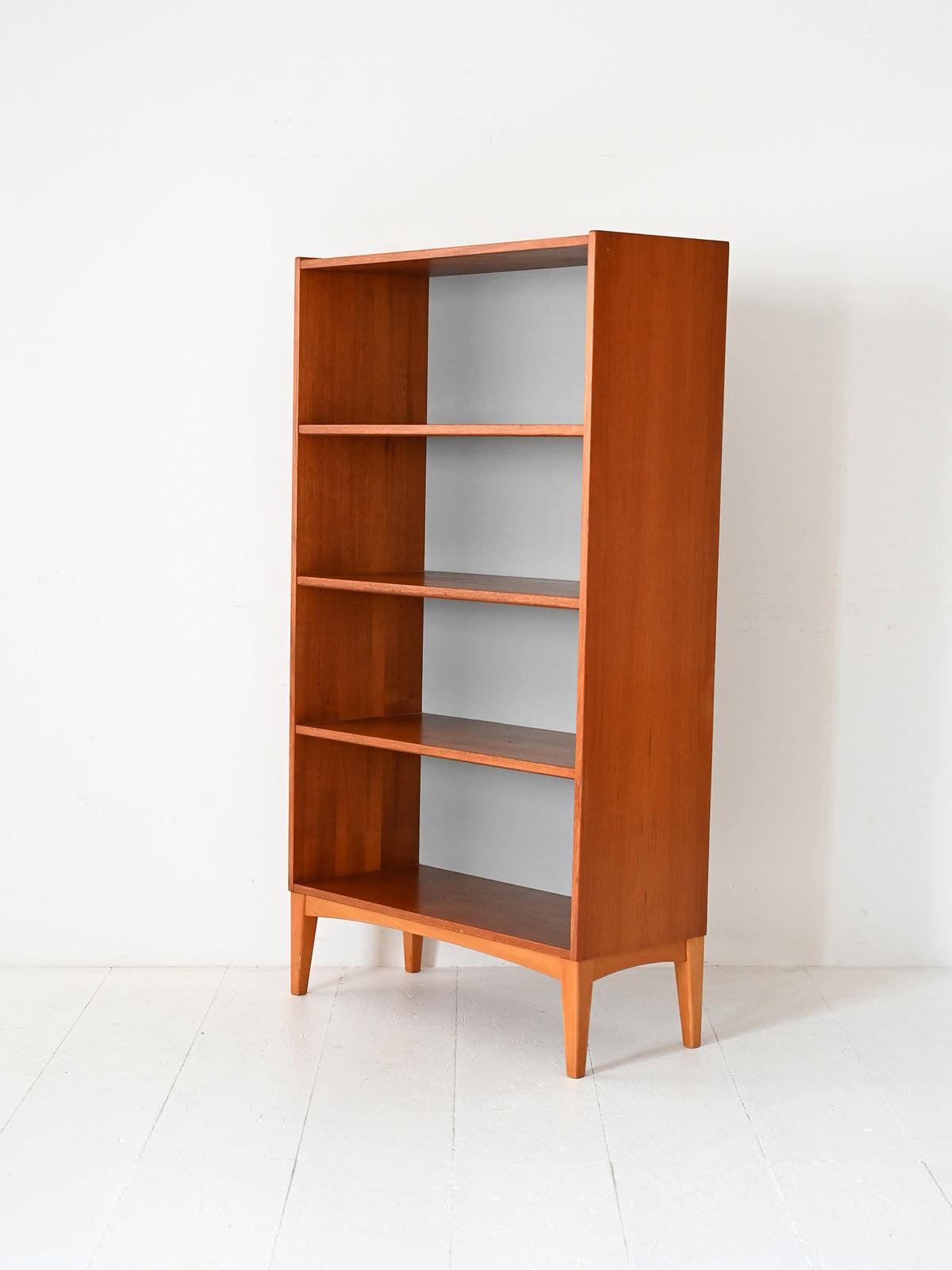 Libreria scandinava vintage in teak con mensole a vista 3