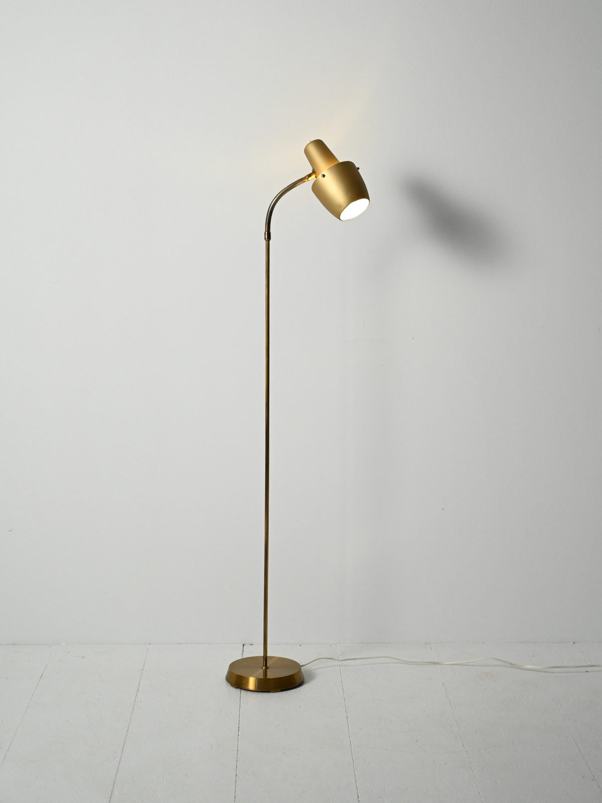 Lampada da terra scandinava anni ’50/’60 in ottone