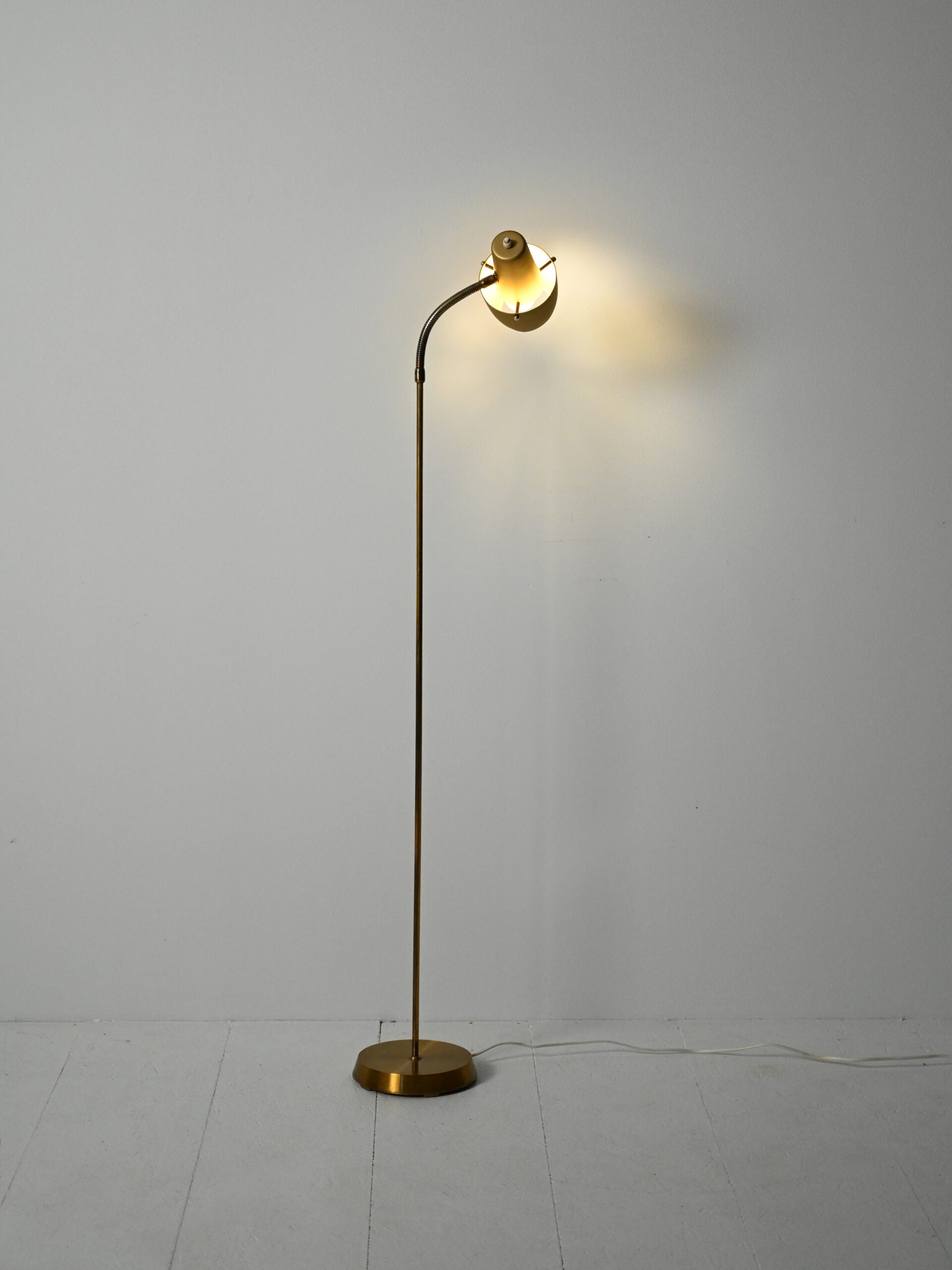 Lampada da terra scandinava anni ’50/’60 in ottone 2