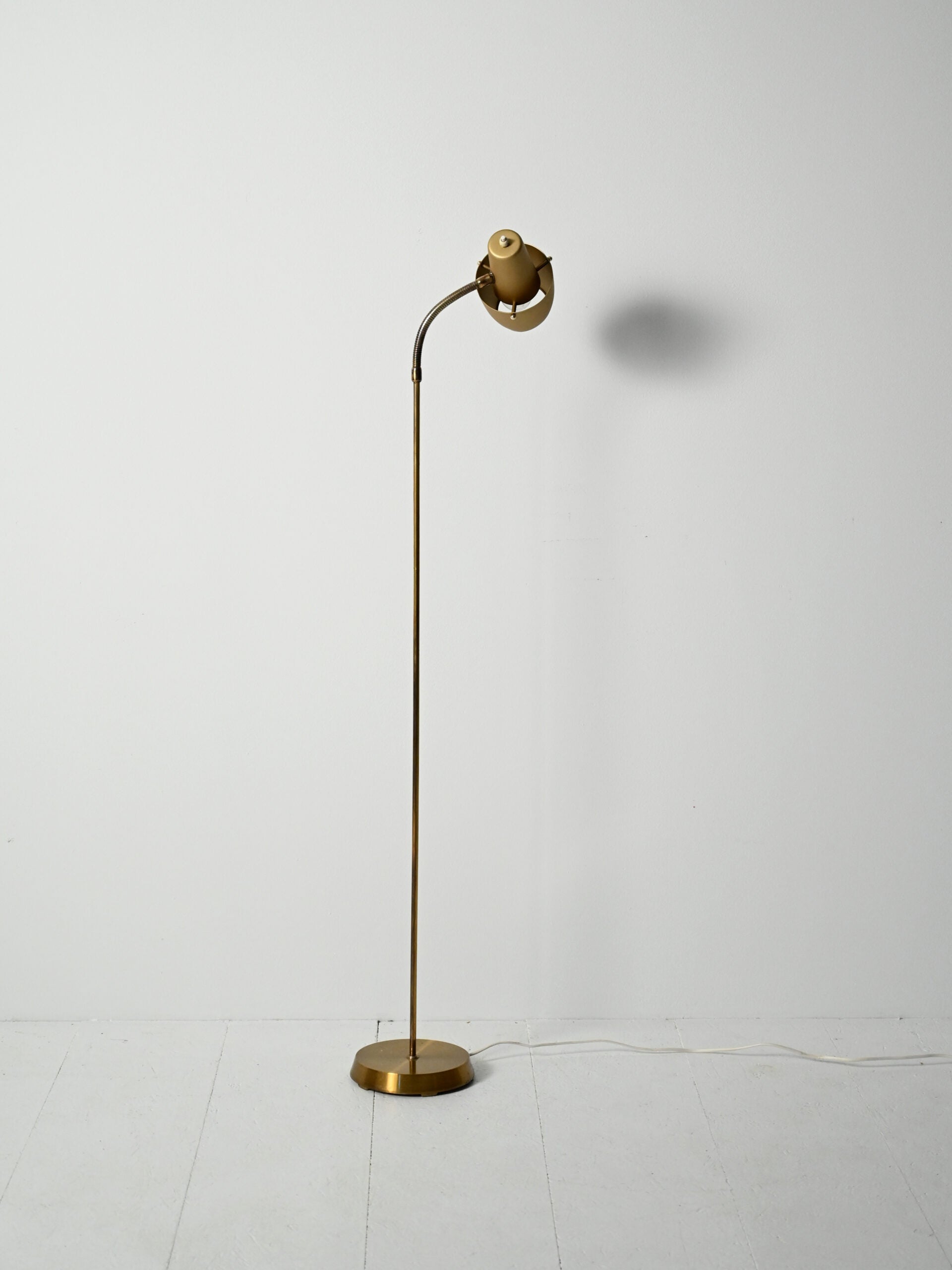 Lampada da terra scandinava anni ’50/’60 in ottone 3