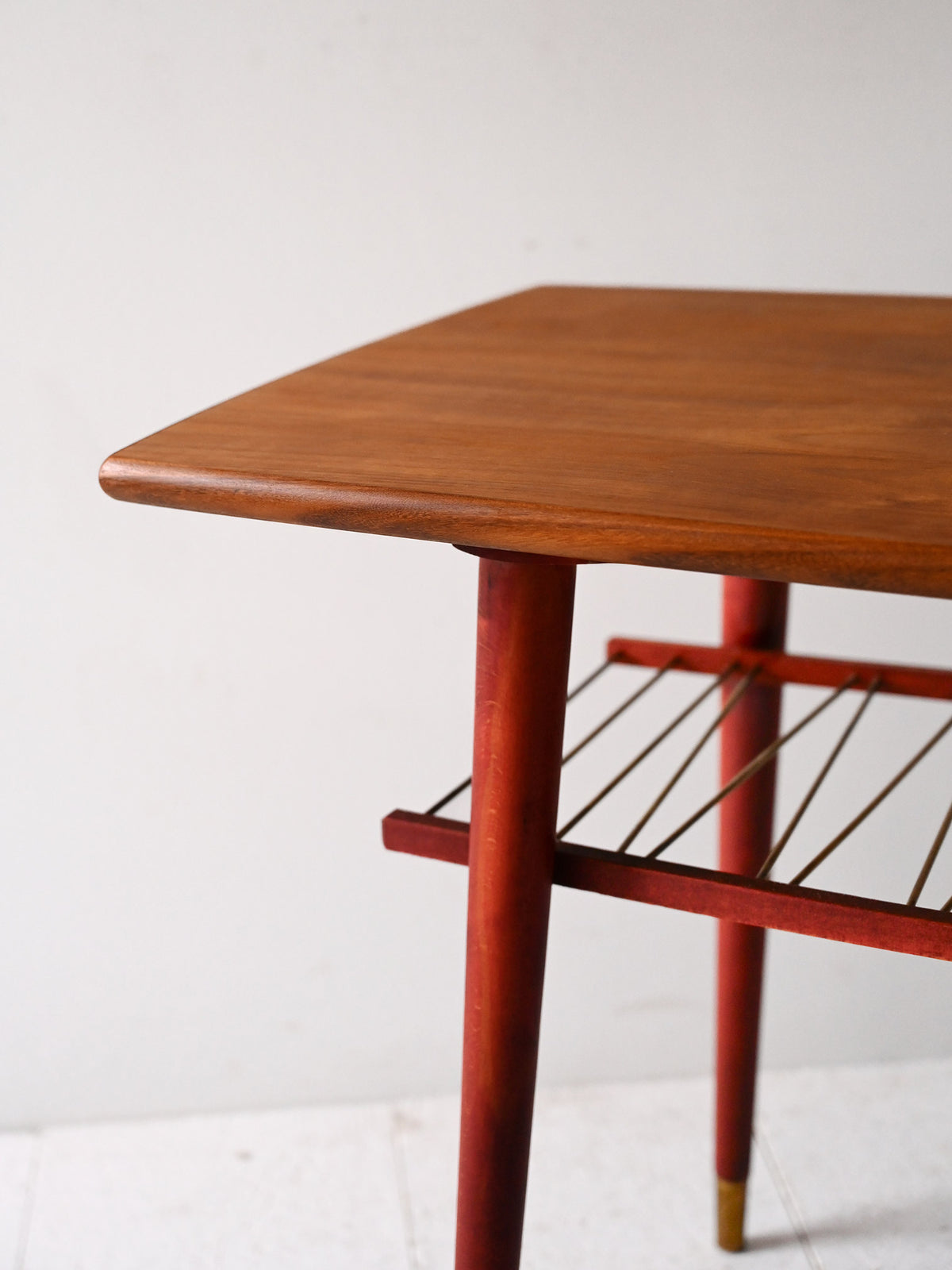 Coffee table scandinavo vintage con mensola in metallo 3