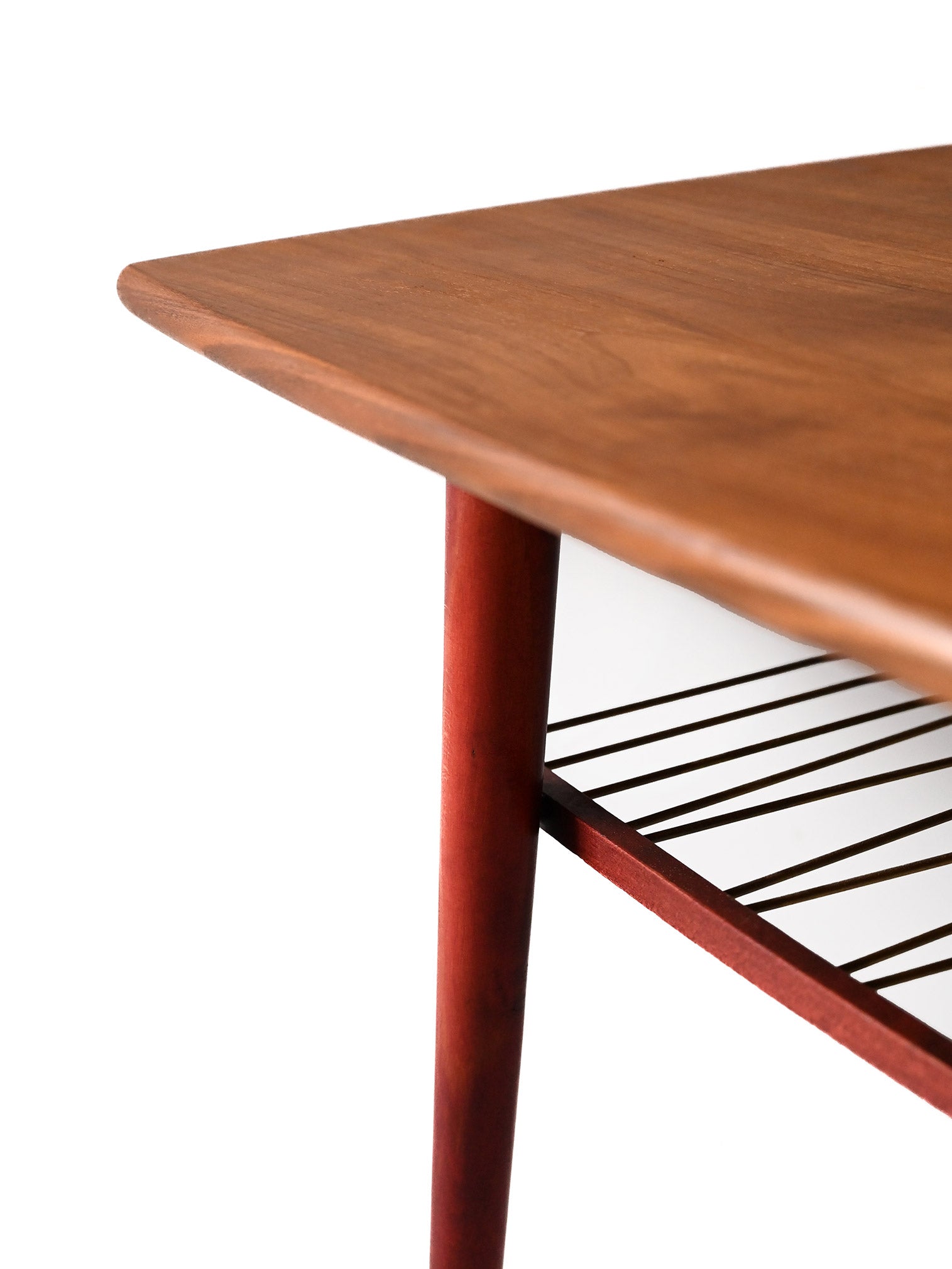 Coffee table scandinavo vintage con mensola in metallo