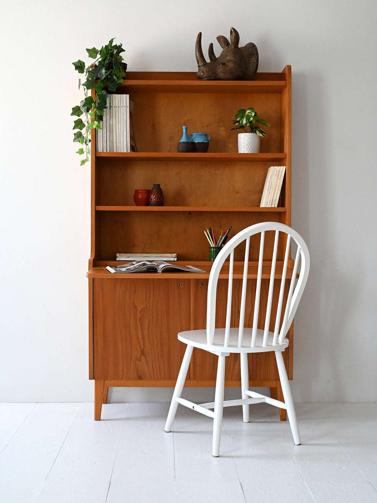 Libreria scandinava vintage in olmo chiaro